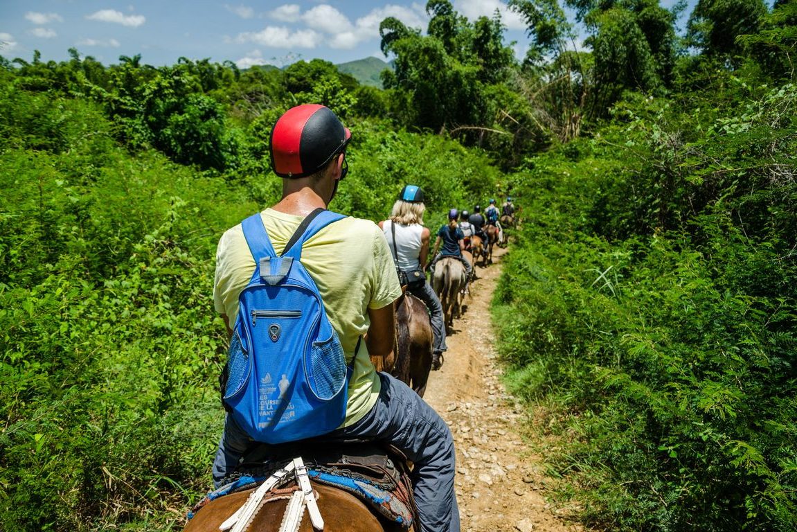 Paardrijden in de Vinales Vallei in Cuba