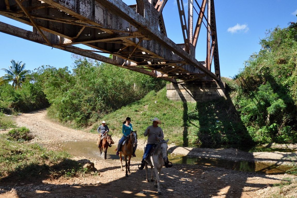Paardrijden in de Vinales Vallei in Cuba