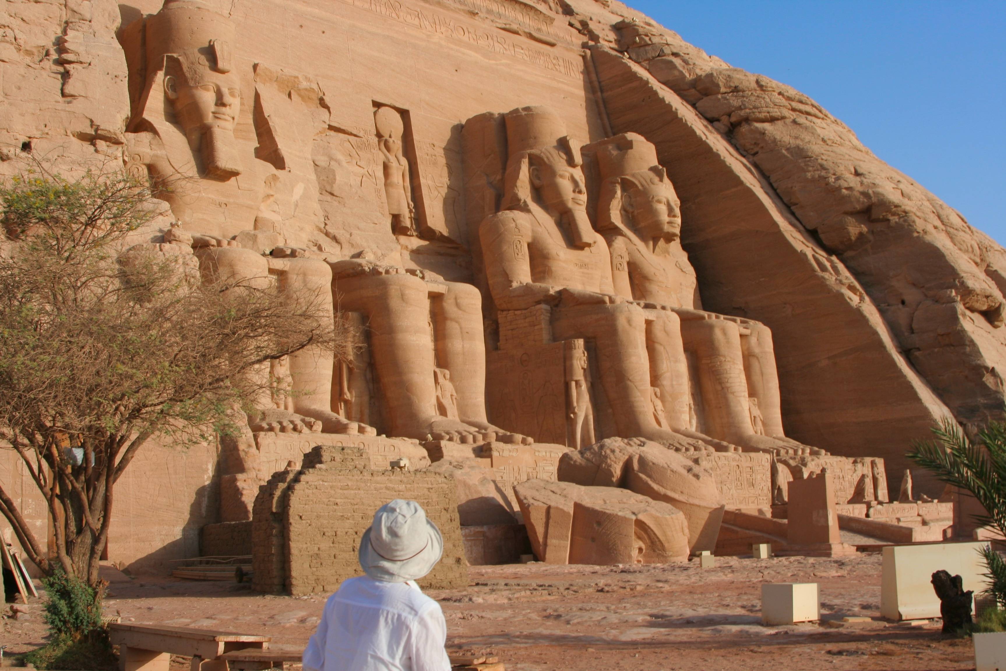 Abu-Simbel-vrouw-met-uitzicht
