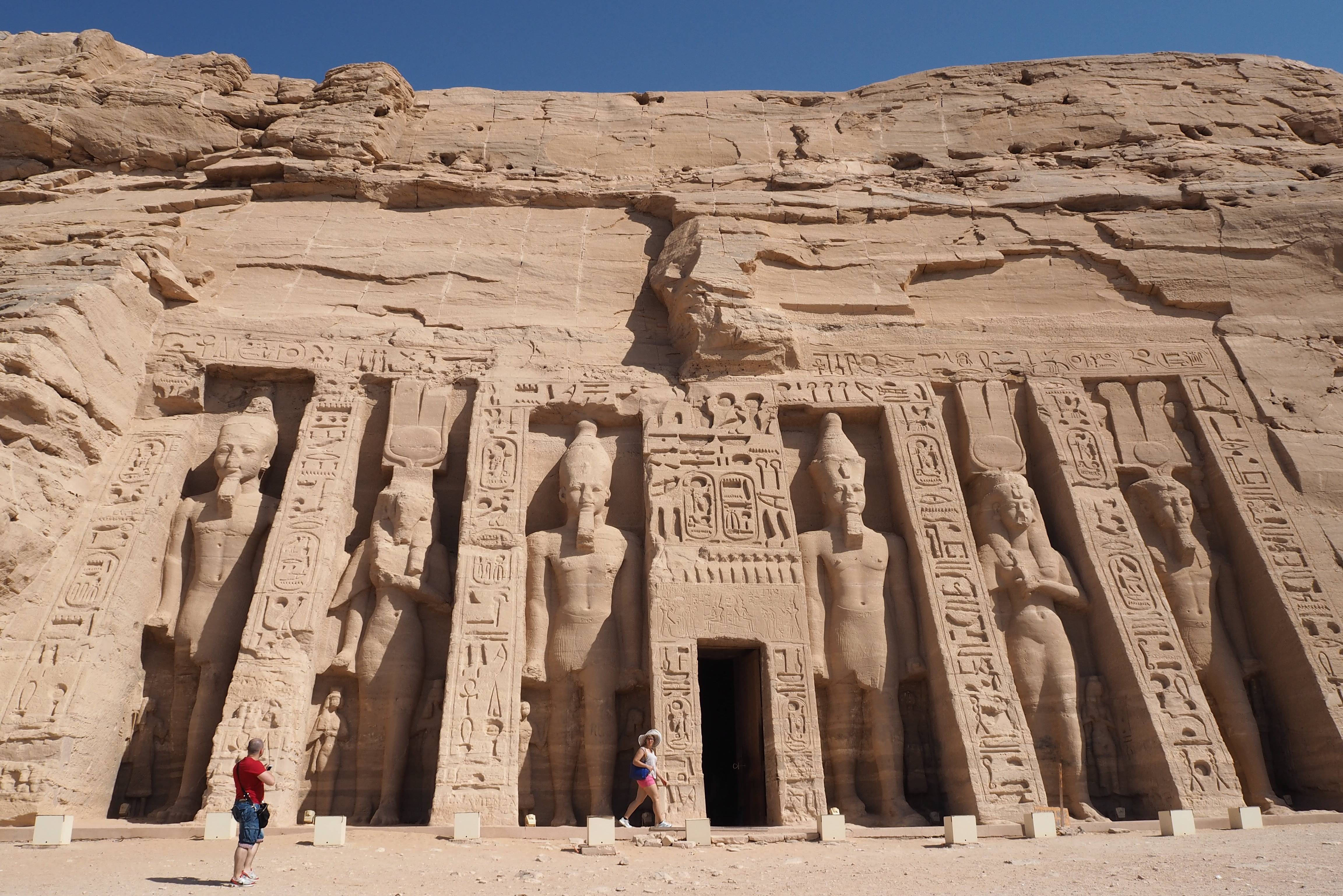 ingang-tempel-van-nefertari-aswan