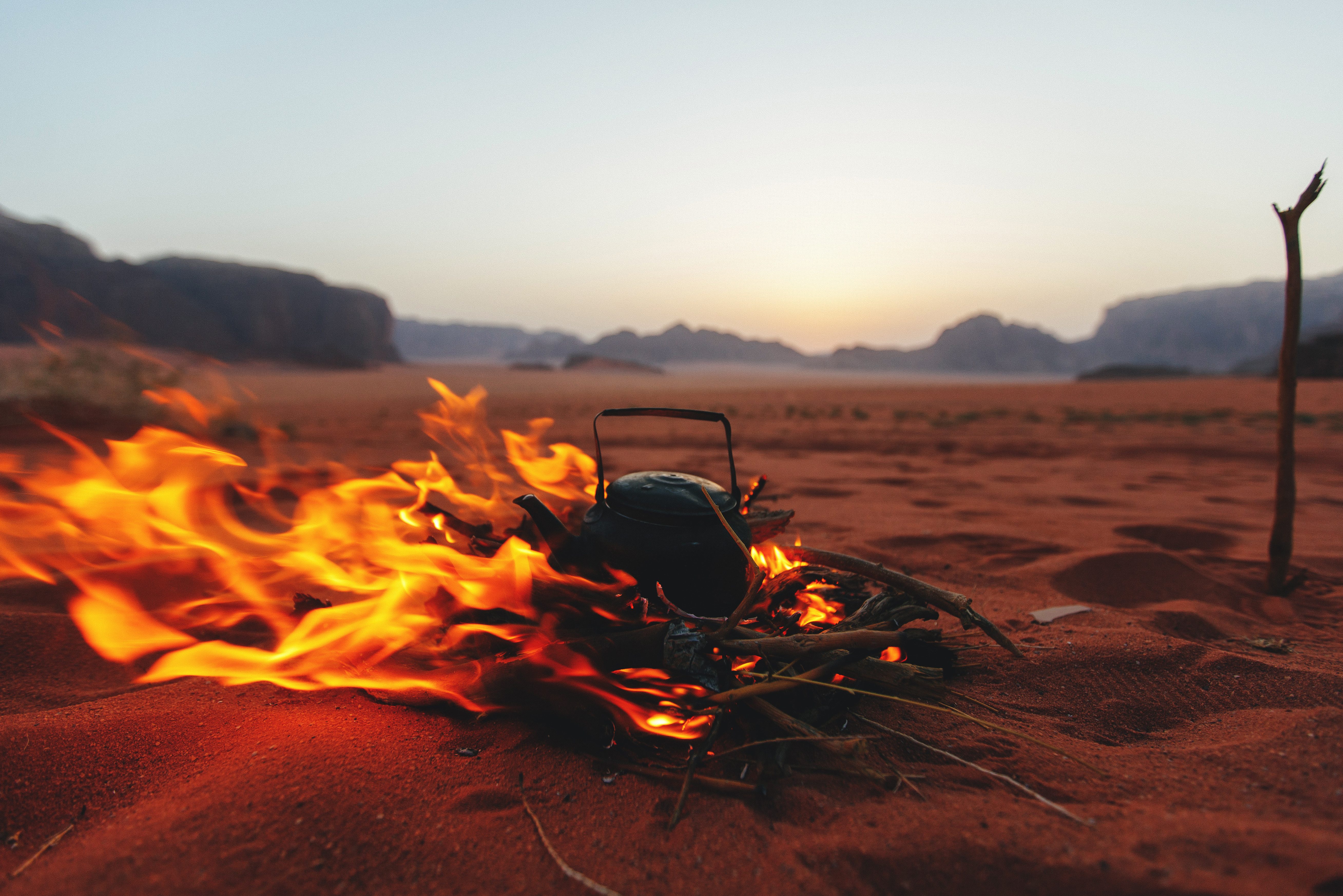 Thee bereiden in de Wadi Rum woestijn in Jordanie