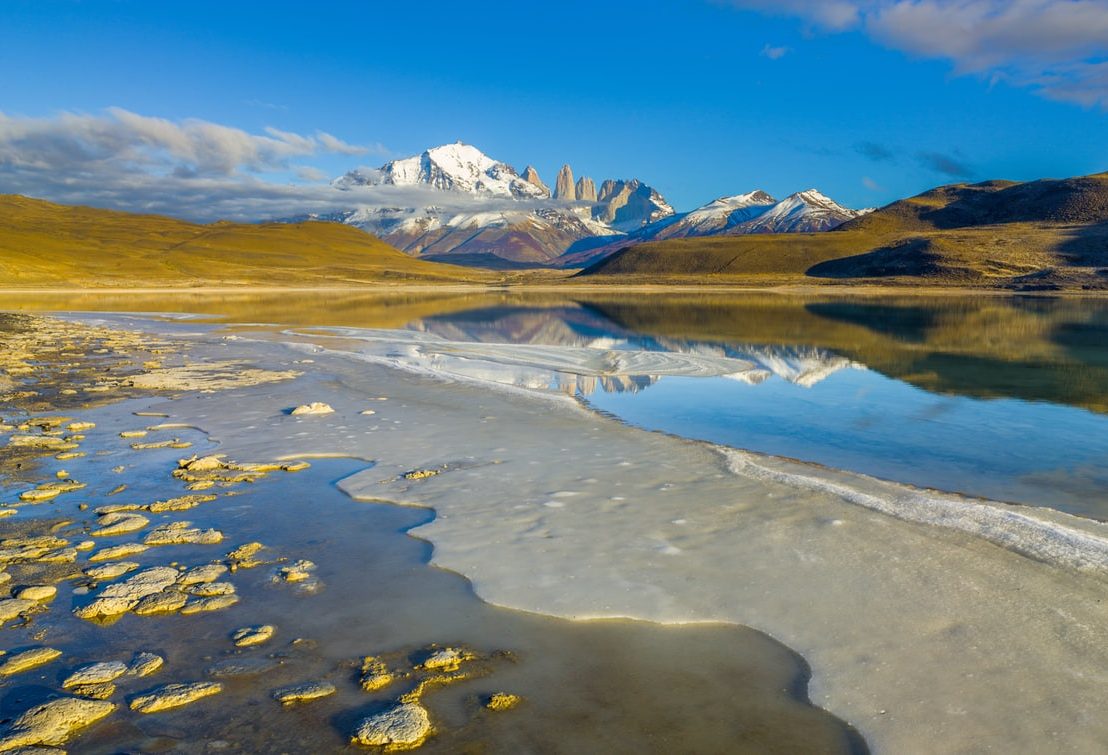 chile-torres-del-paine-landschap-met-bergen-en-lake-laguna-amarga