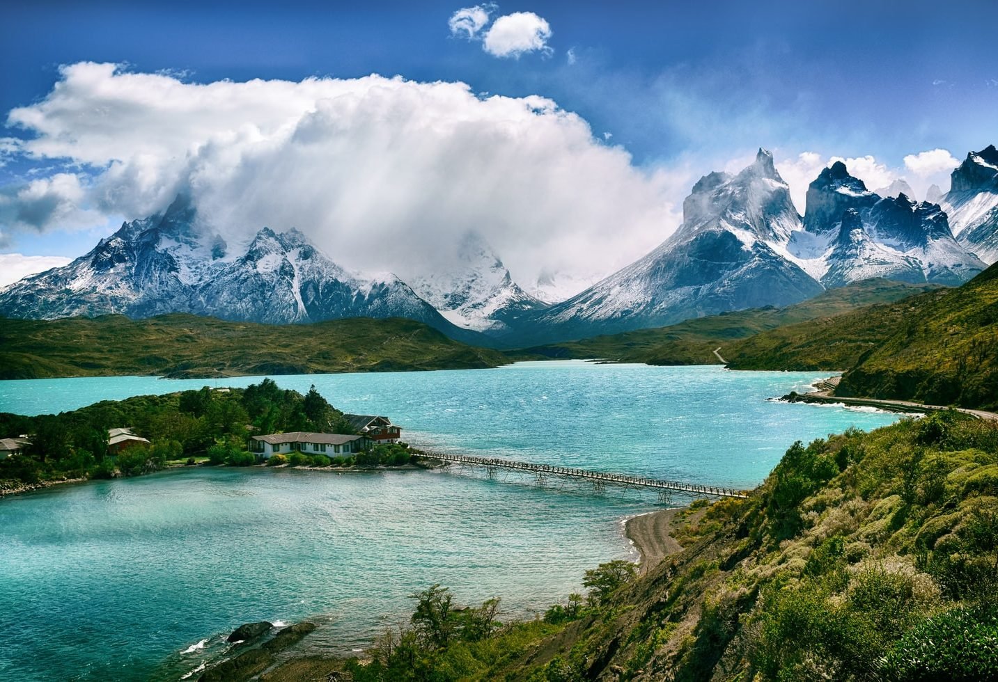 chile-torres-del-paine-mountain-lake-met-eiland