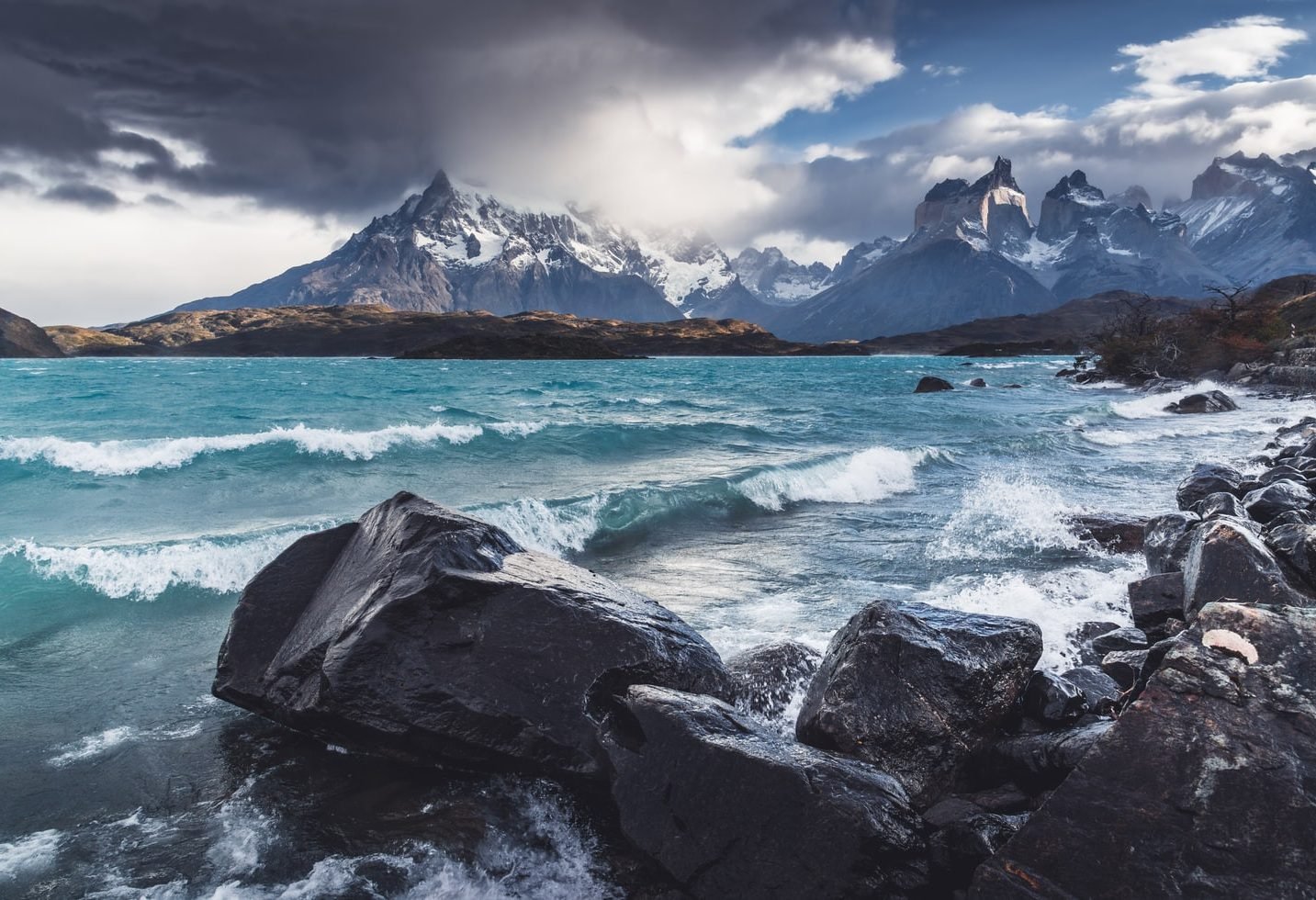 chili-patagonia-torres-de-paine-storm-met-bergen-uitzicht