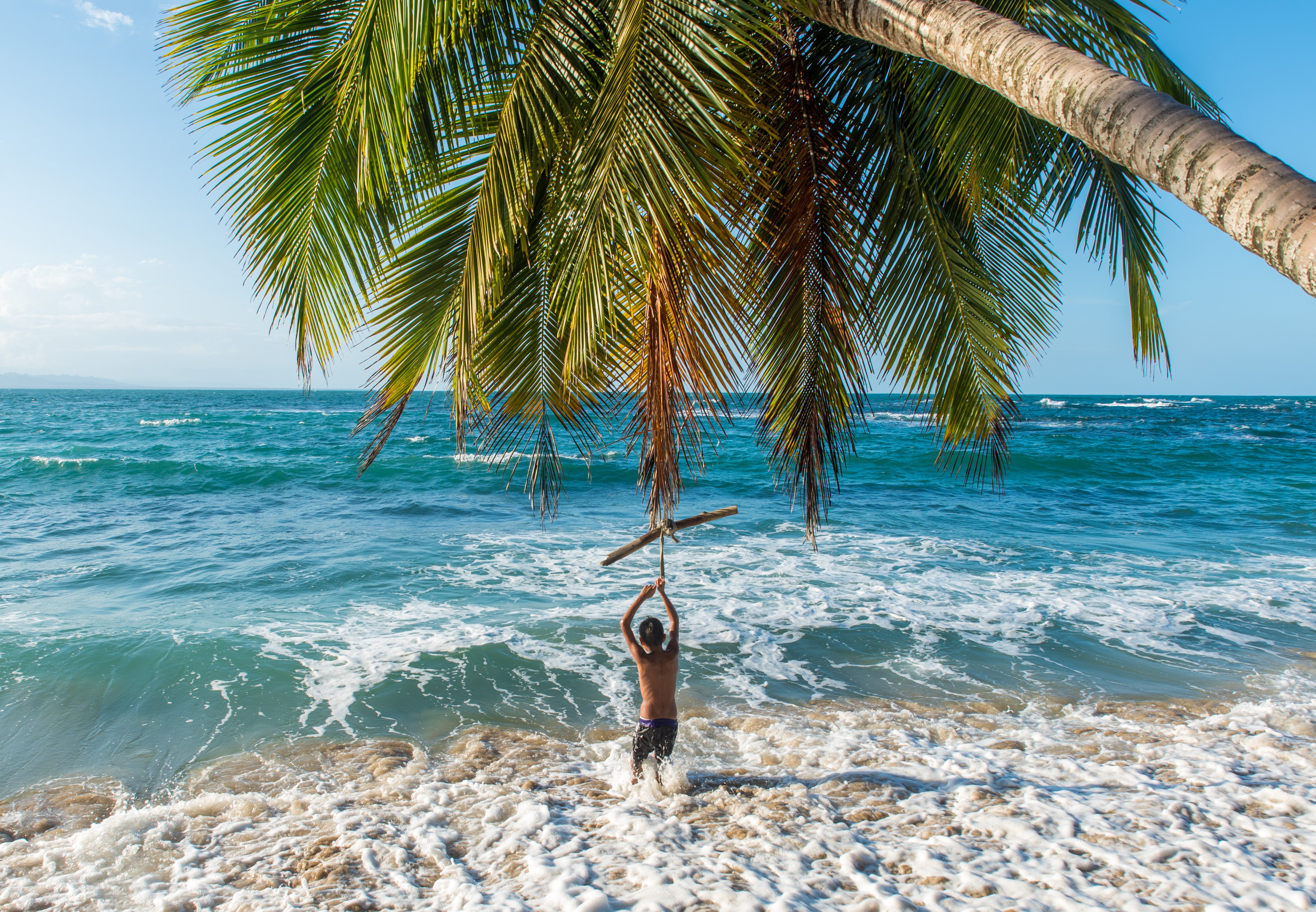 Als een echte tarzan springt hij de zee in van Punta Uva, Costa Rica