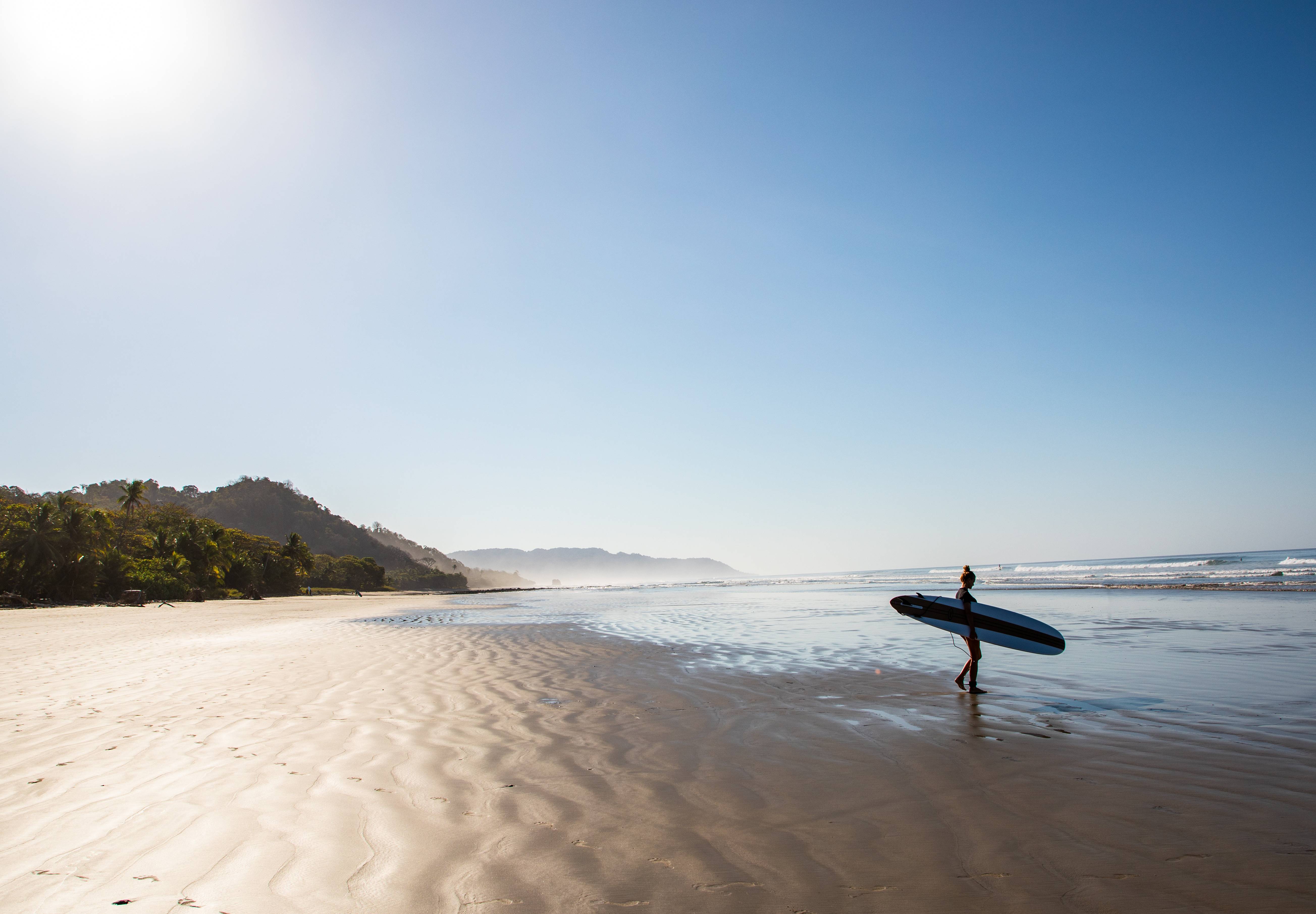 Surfen op de golven van Santa Teresa, Costa Rica