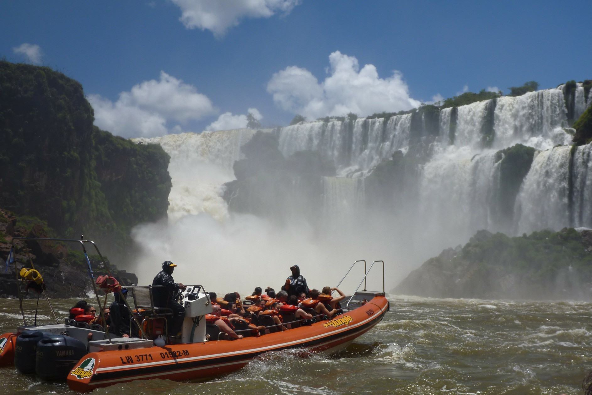 argentinie-iguazu-watervallen-toeristen-bij-uitkijk-punt-4