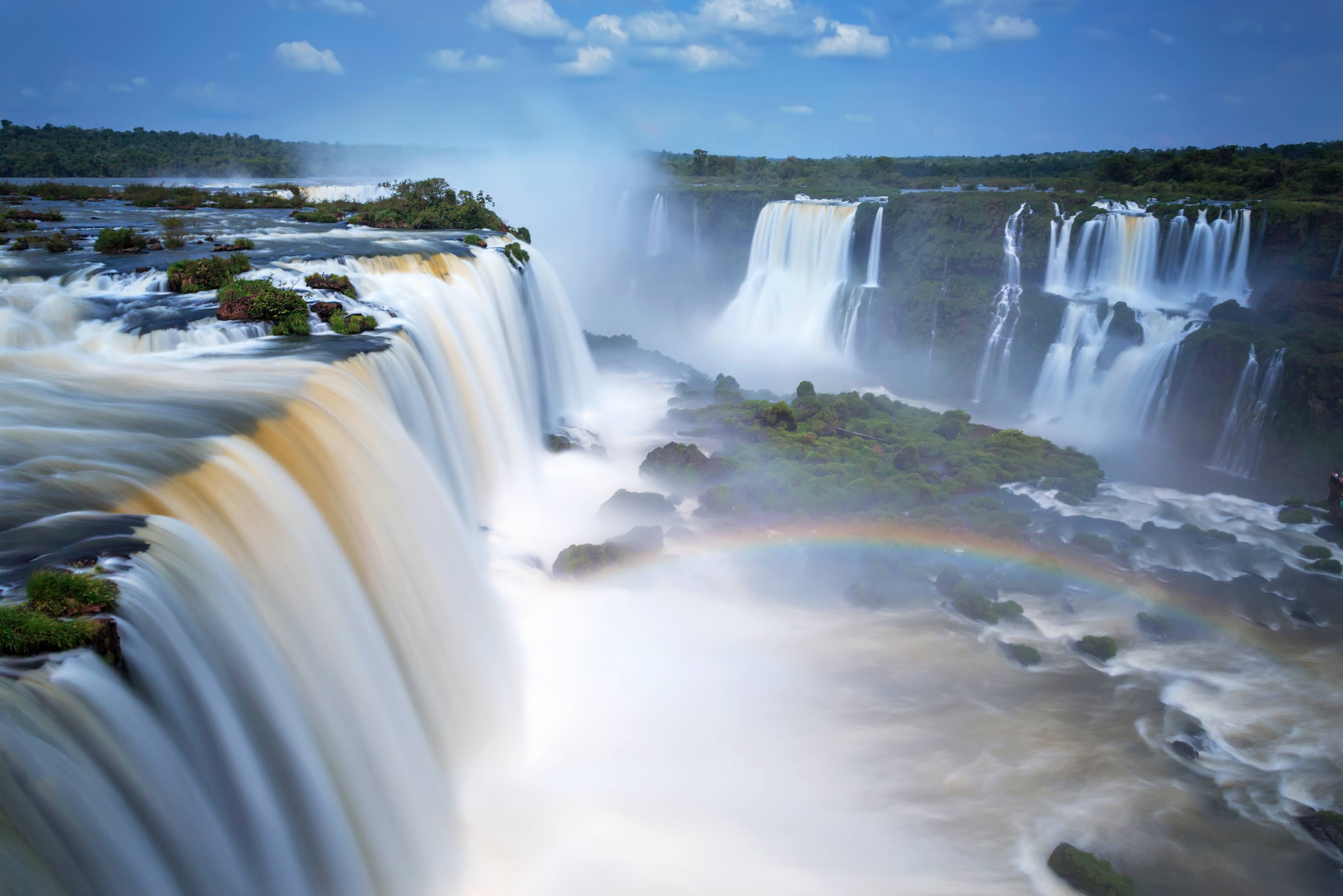 Iguazu watervallen met regenboog in Argentinië