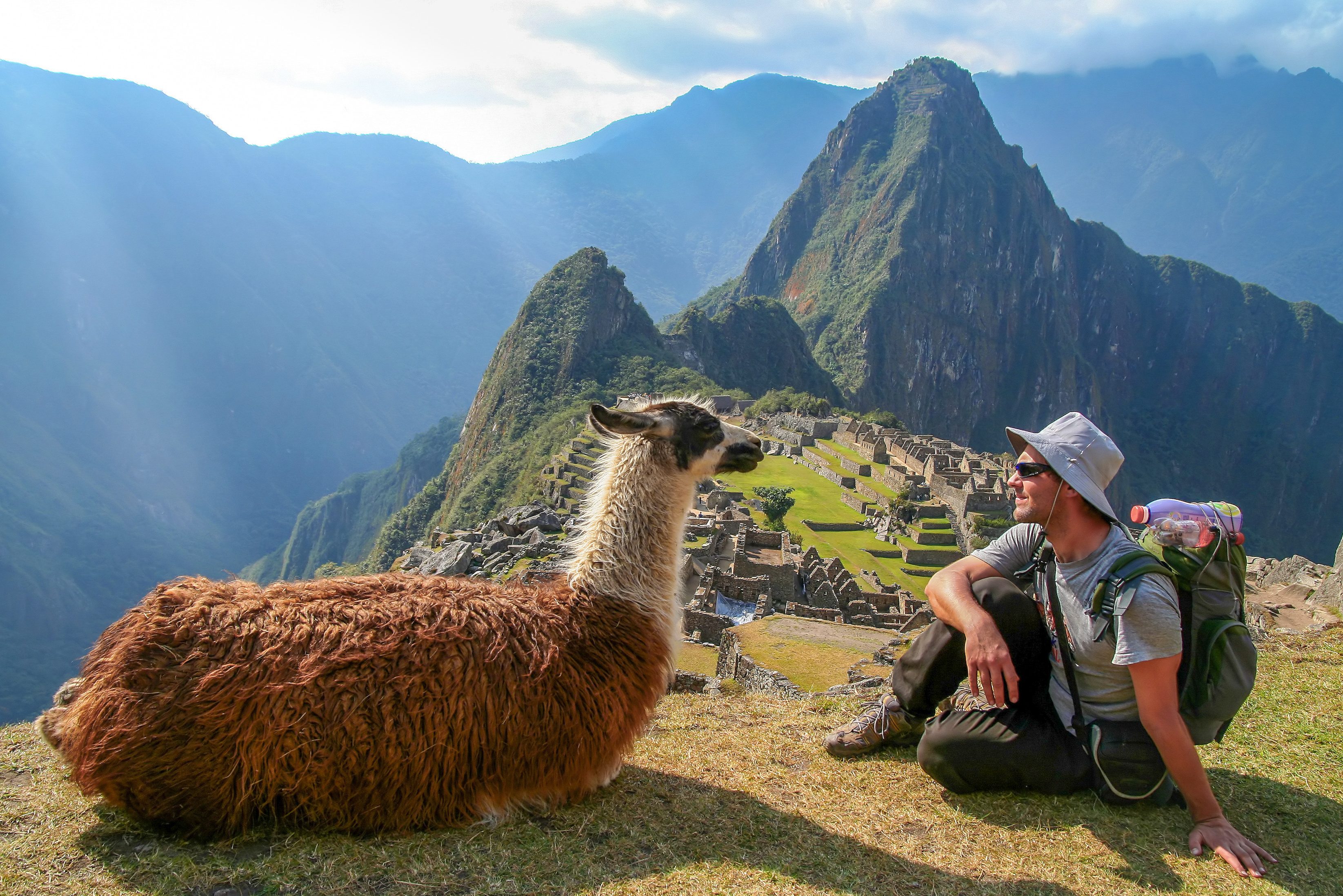 Toerist bij het prachtige Machu Picchu in Peru