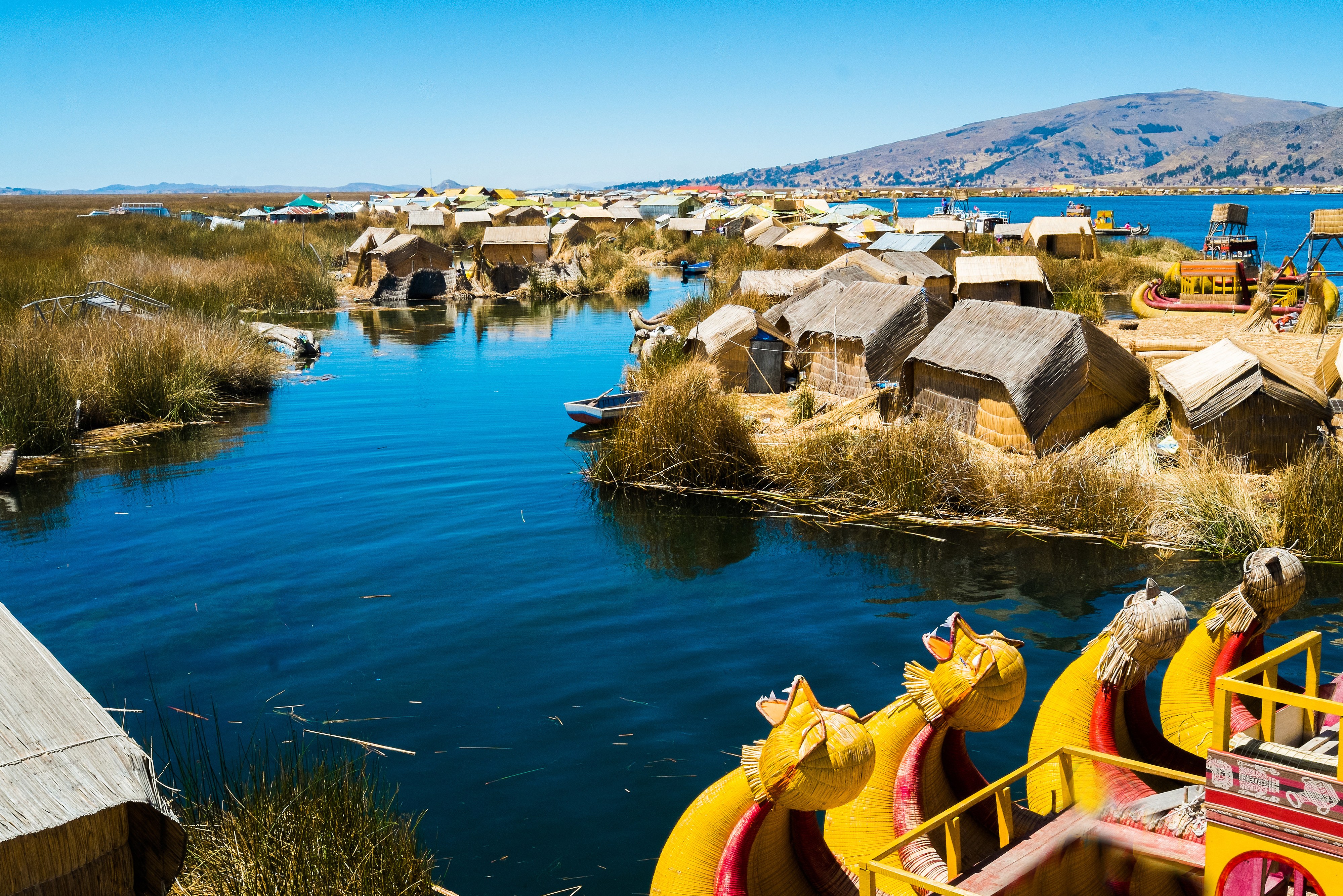 Drijvende rieteilanden van de Uros in het Titicacameer in Peru