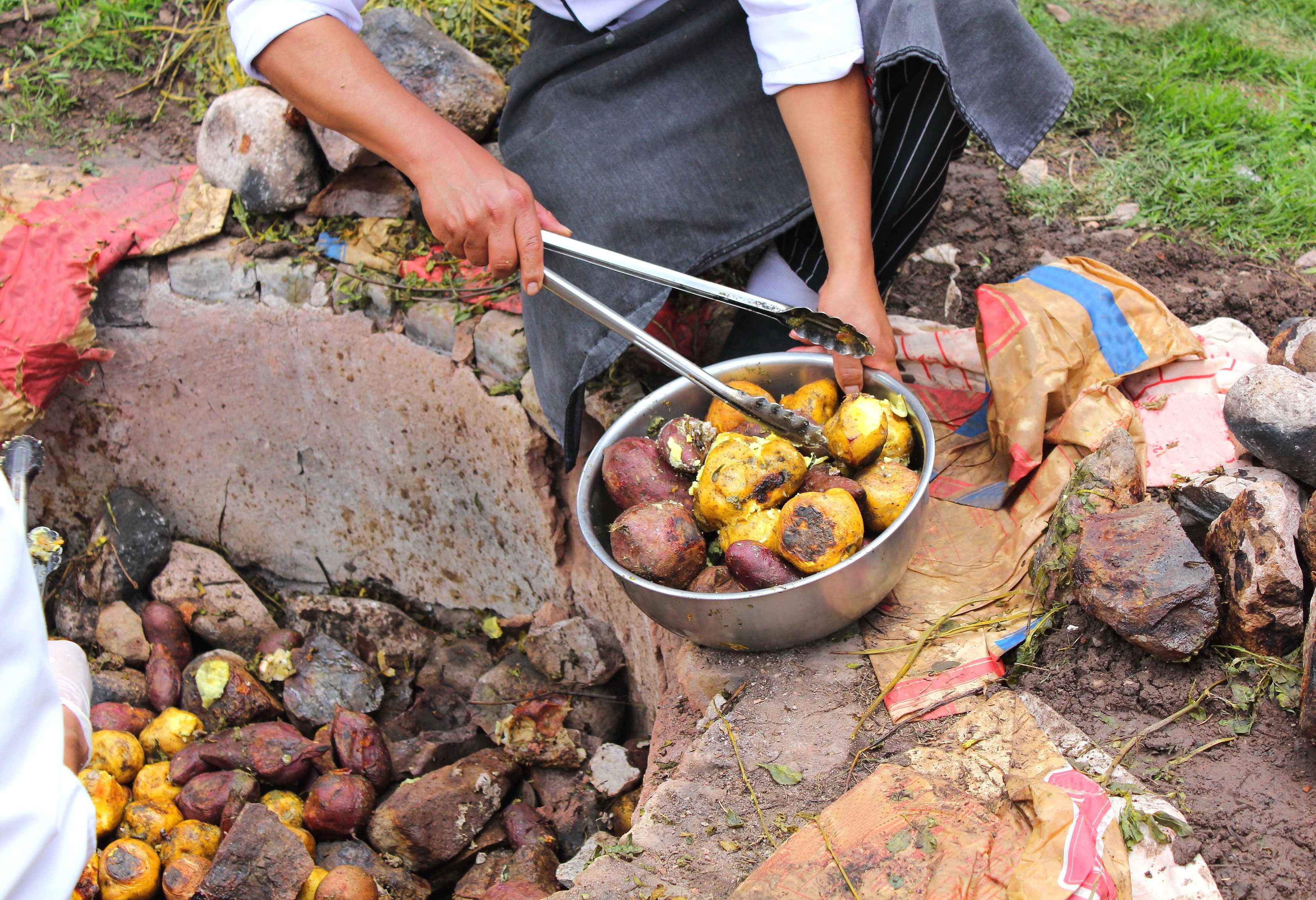 Pachamanca lunch in Llachon aan het Titicacameer in Peru