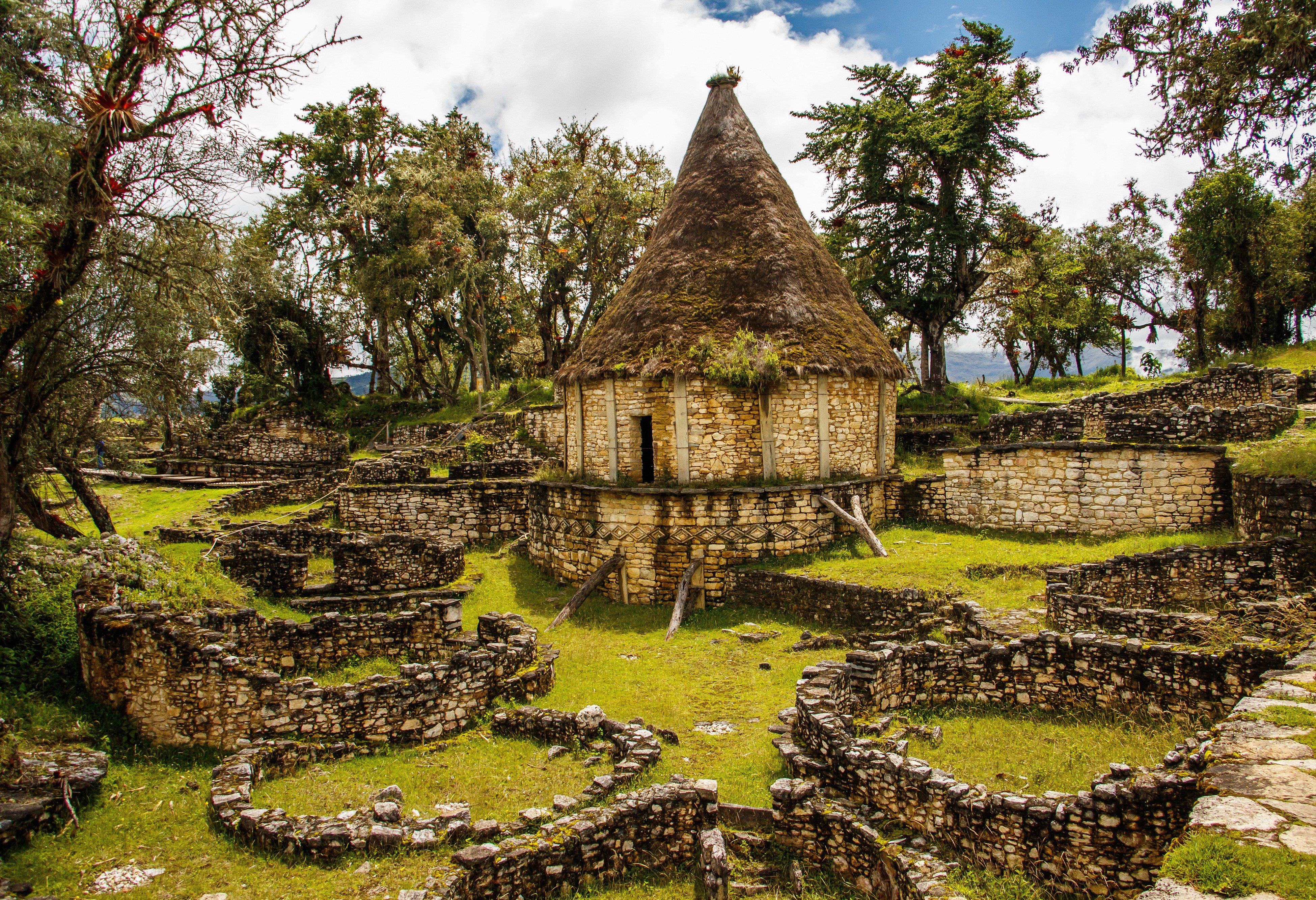 Hersteld rond gebouw in Kuelap in het noorden van Peru