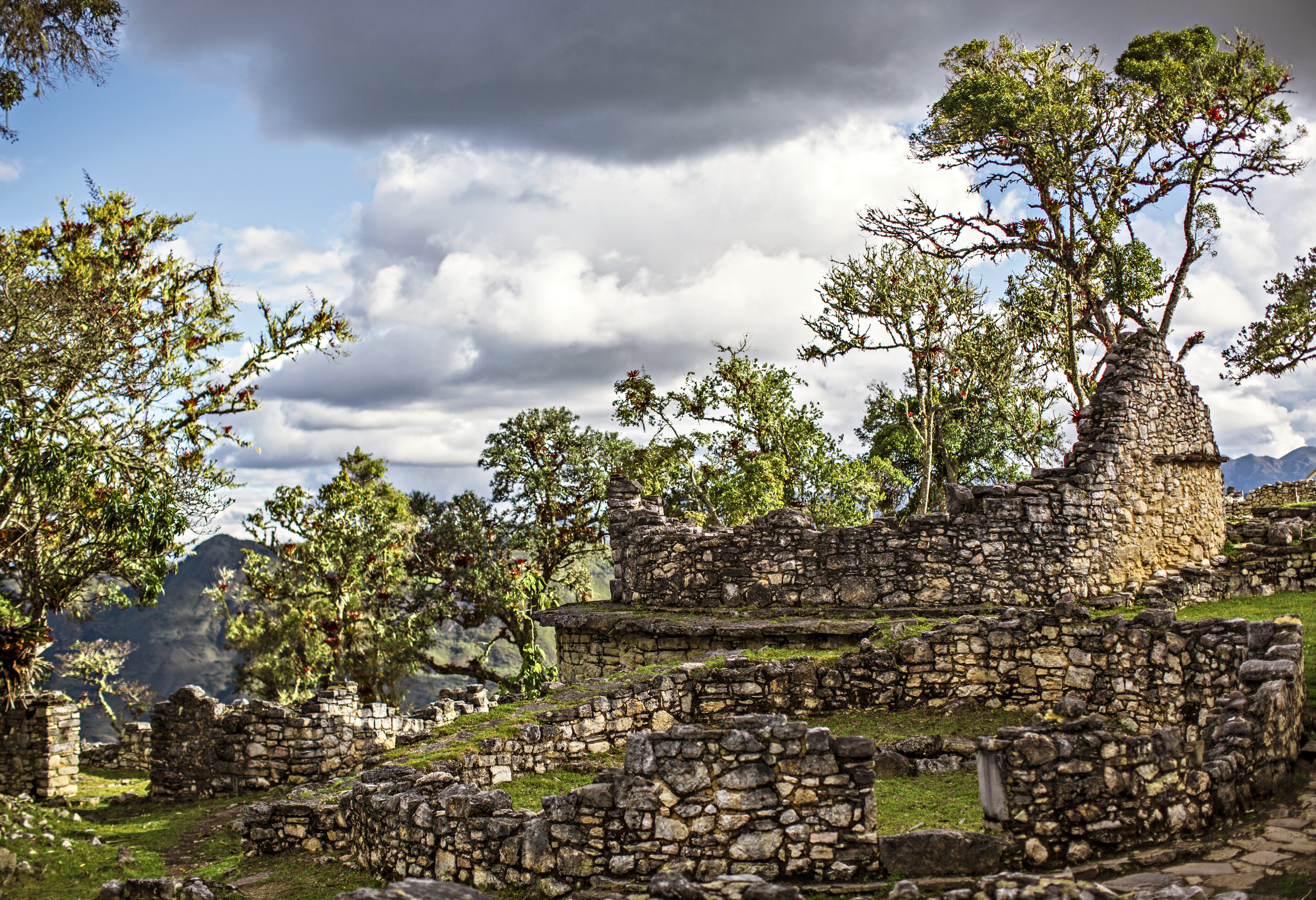 Ruines van ronde gebouwen in Kuelap in het noorden van Peru