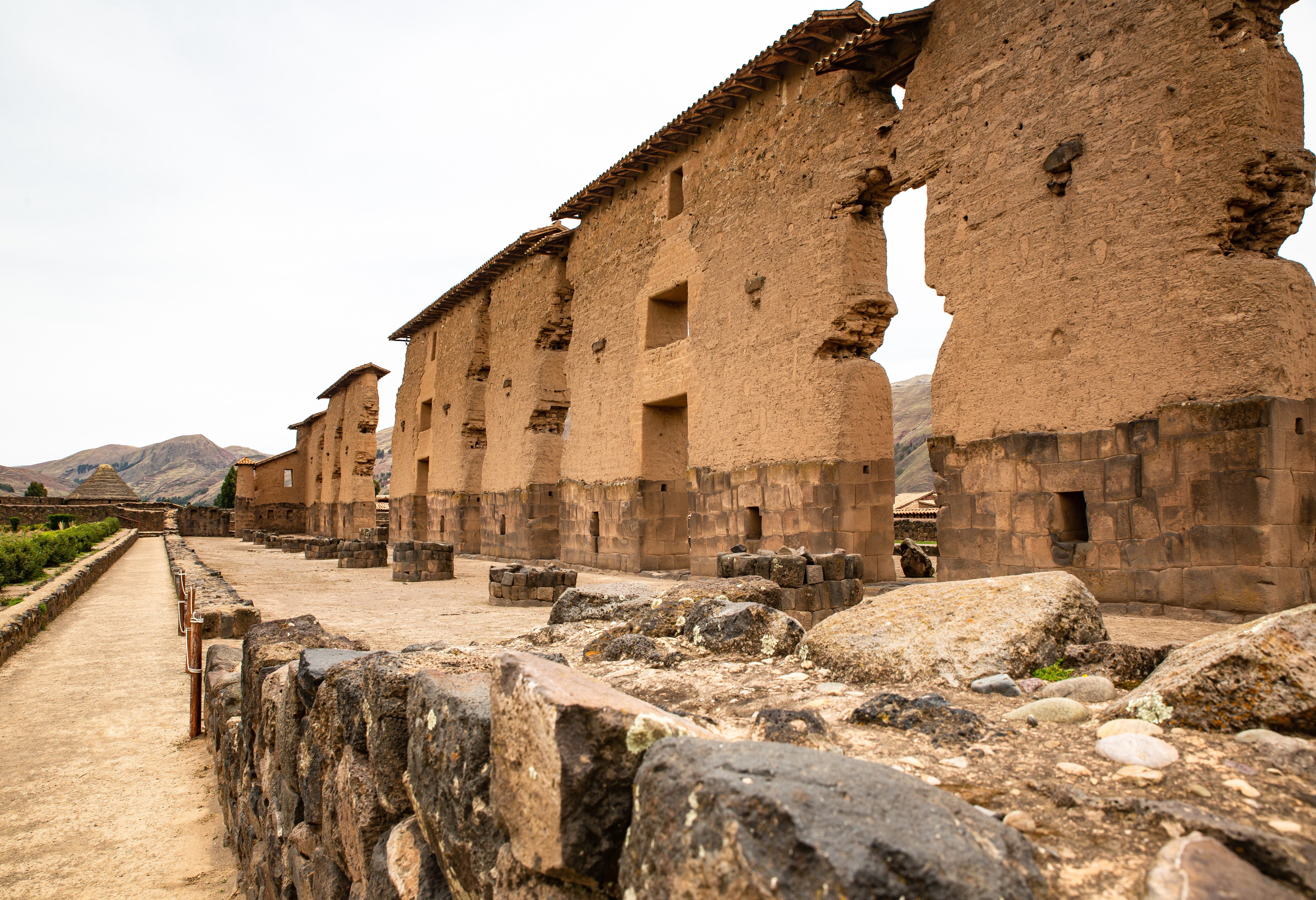 Hoge tempelmuren van de Wiracocha tempel bij Raqchi in Peru