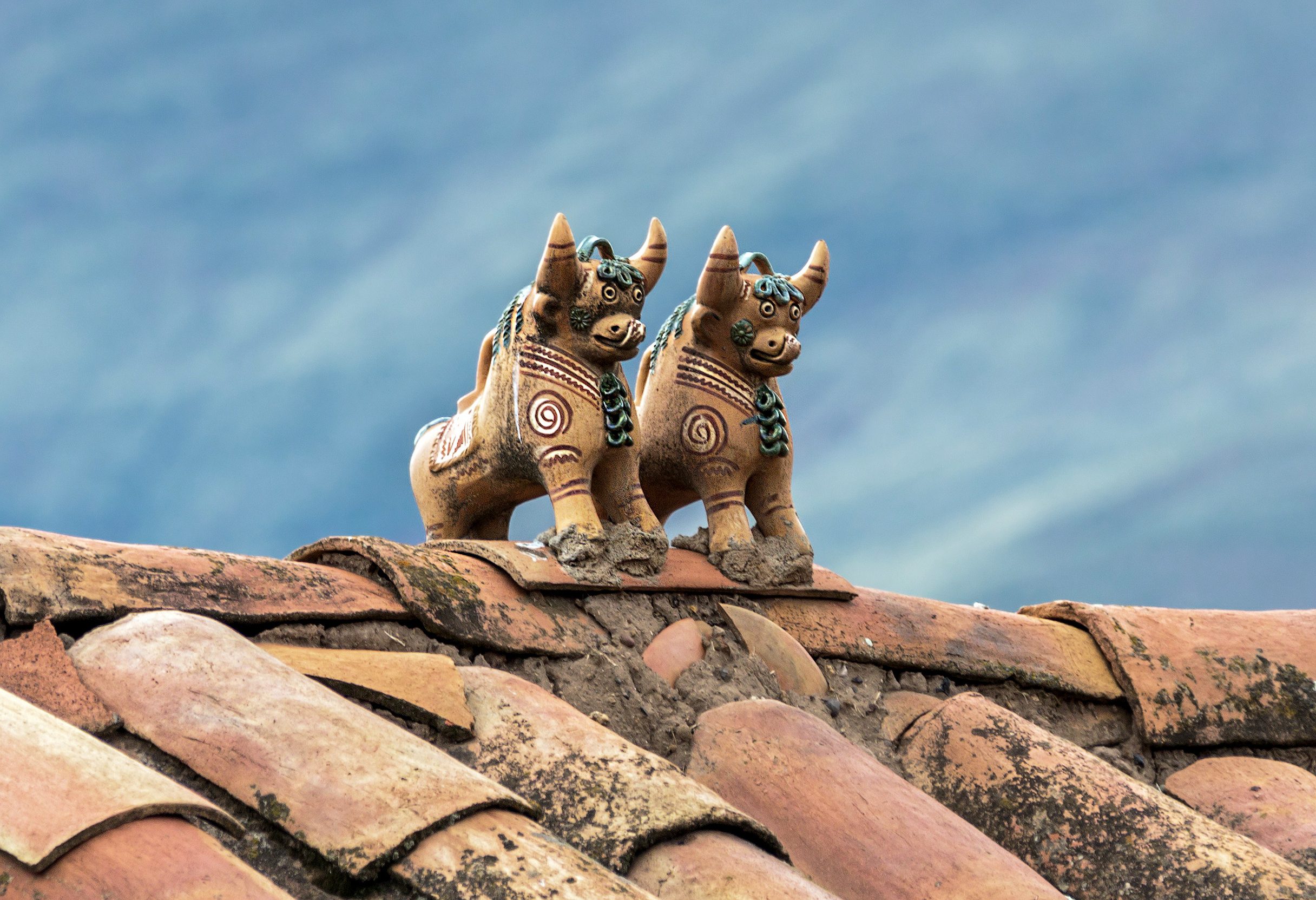 Stiertjes op het dak gemaakt in Pucara in Peru