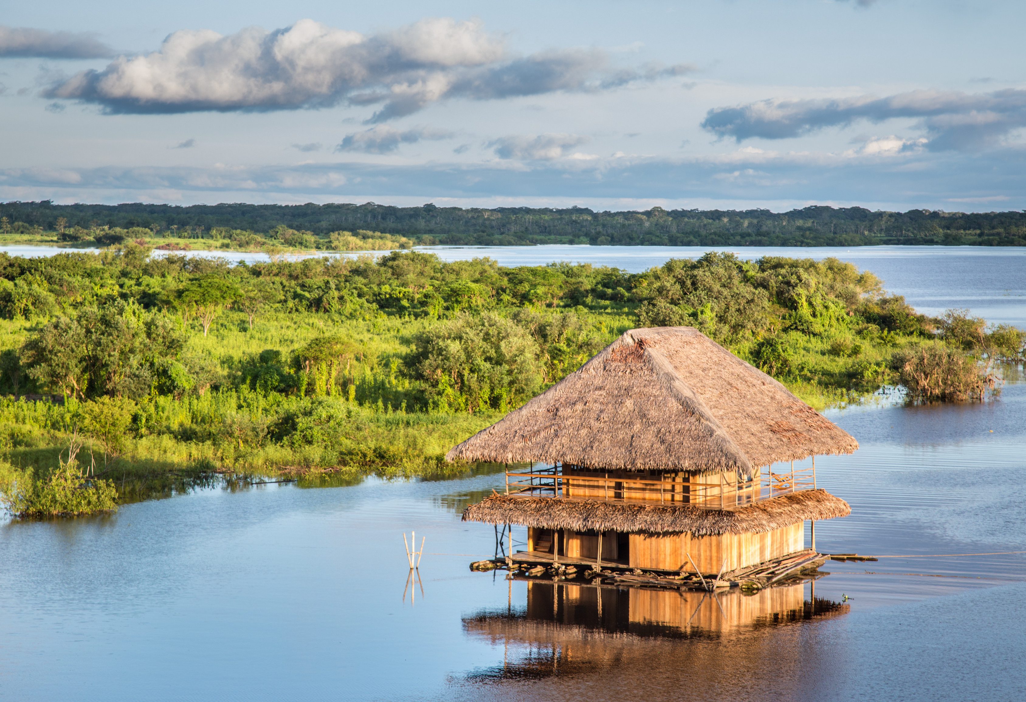 Traditioneel huis aan de Amazone in Peru