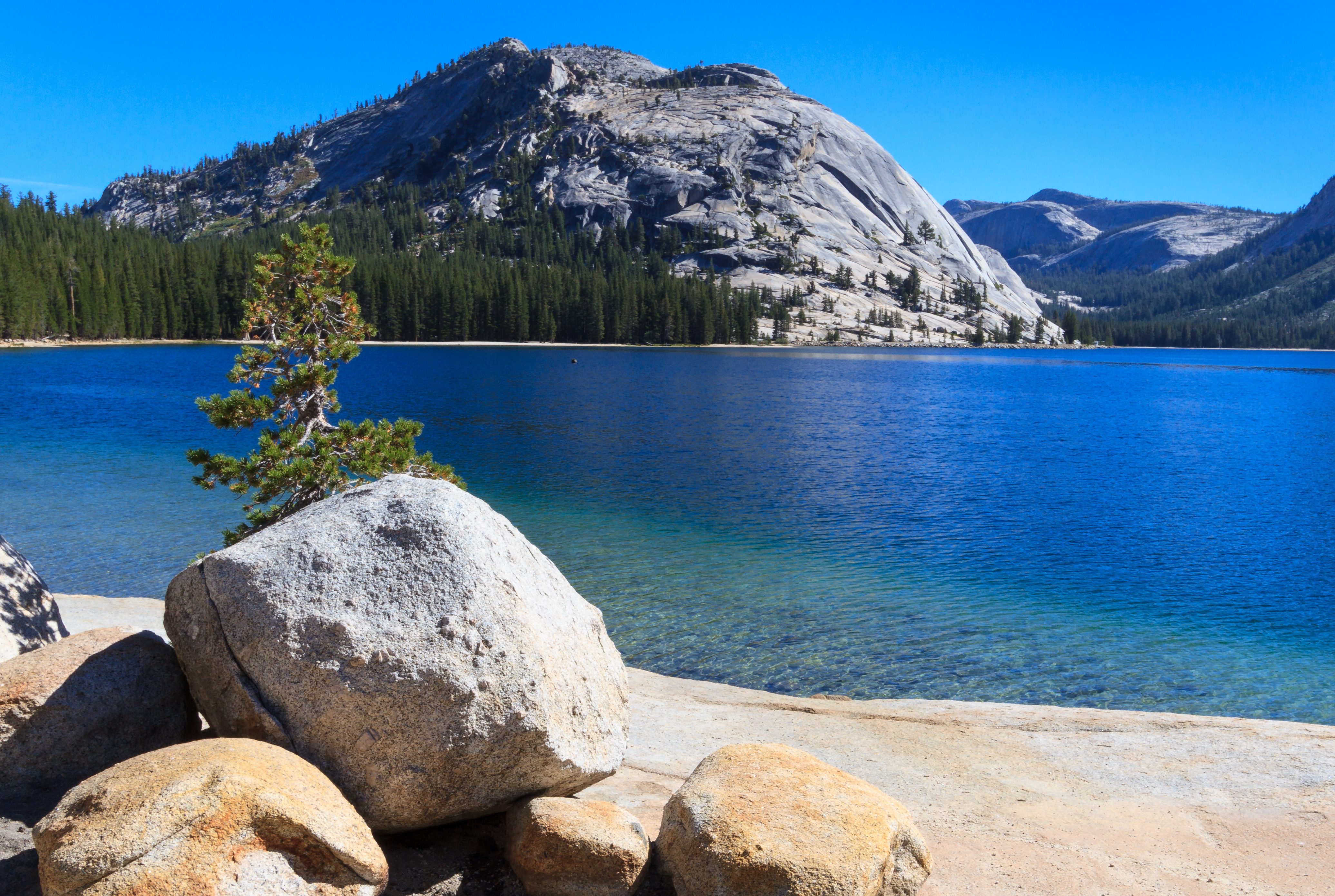 Uitzicht op Yosemite National Park vanaf de Tioga Pass, Amerika