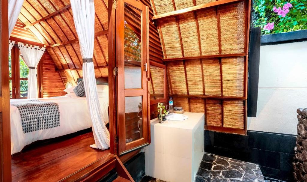 Traditional Bungalow in het Manta Dive Gili Air in Indonesie