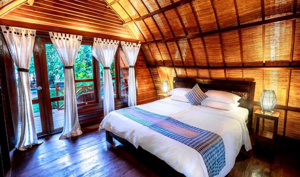 Traditional Bungalow in het Manta Dive Gili Air in Indonesie