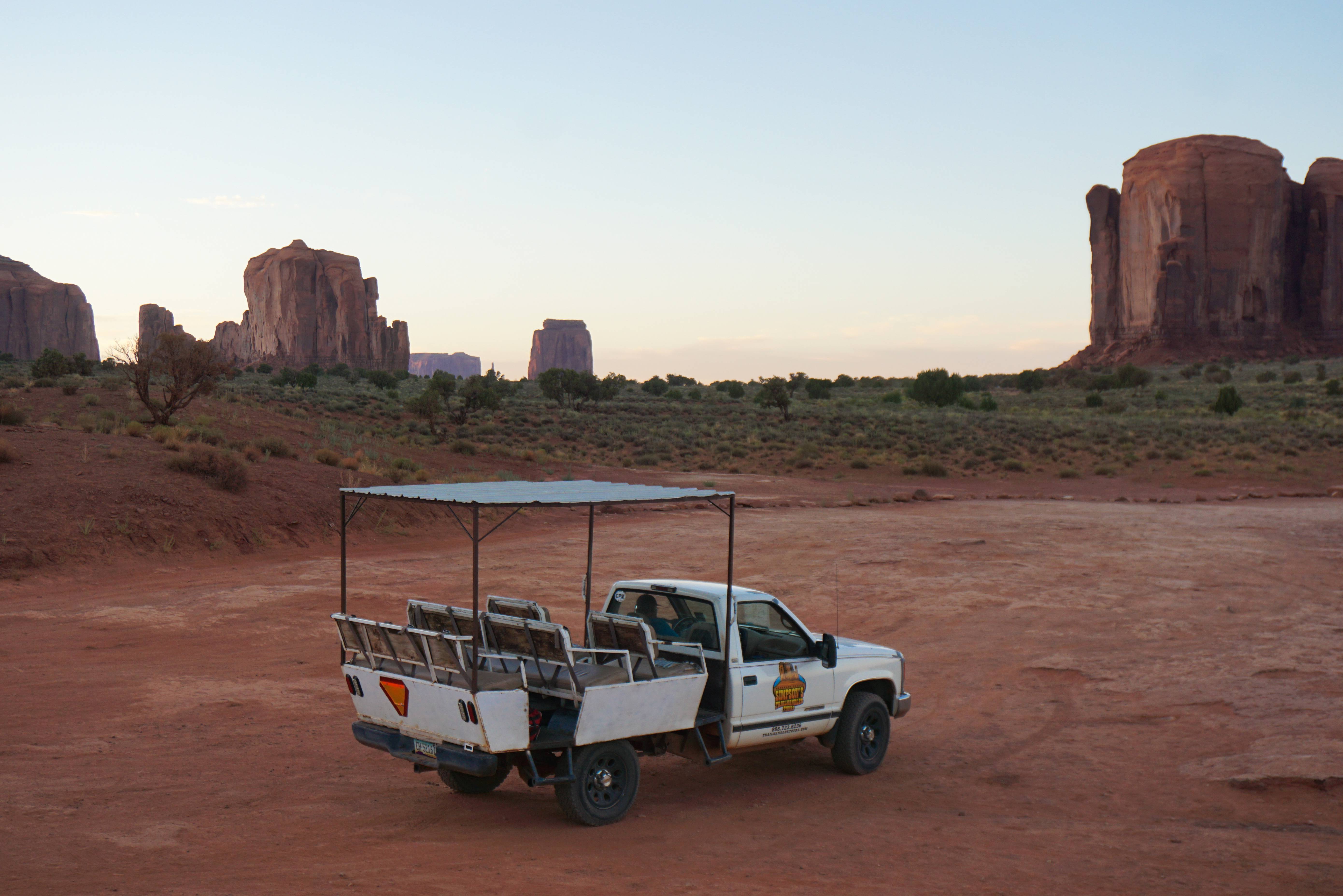 Amerika-Utah-Monument-Valley-jeep
