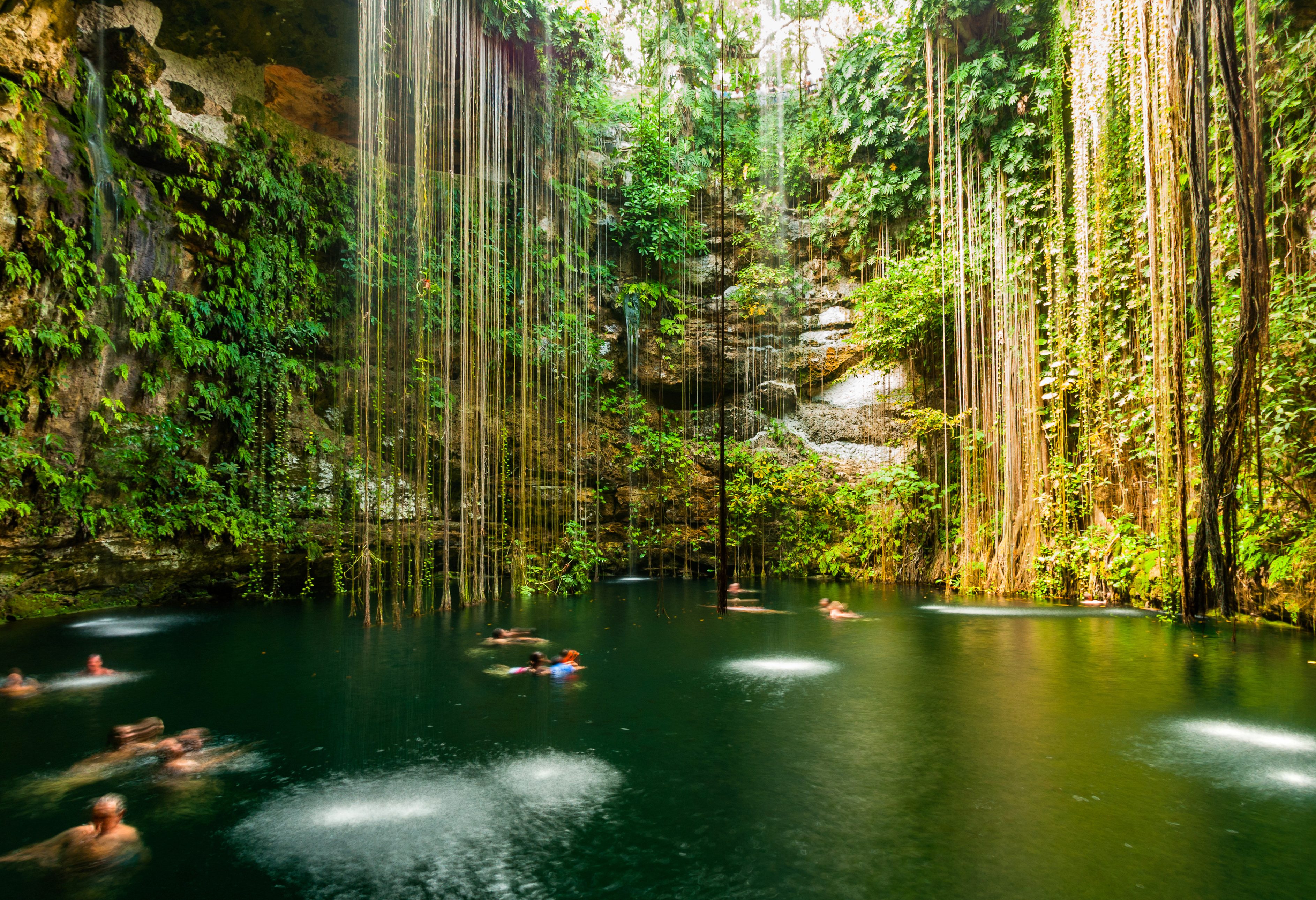Ik Kil cenote bij Chichen Itza in Yucatan Mexico
