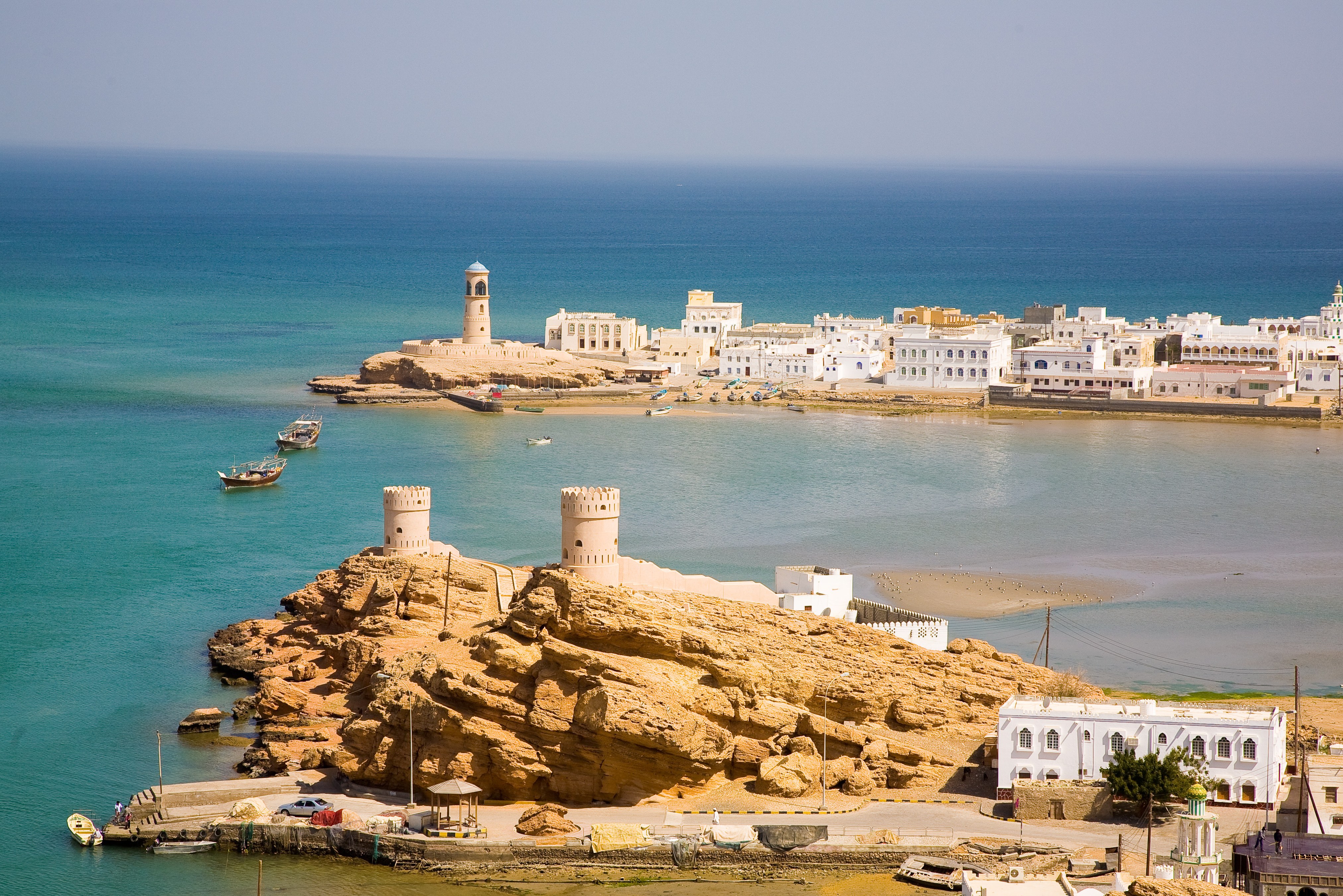 Oman-Sur-uitzicht-blauwe-zee