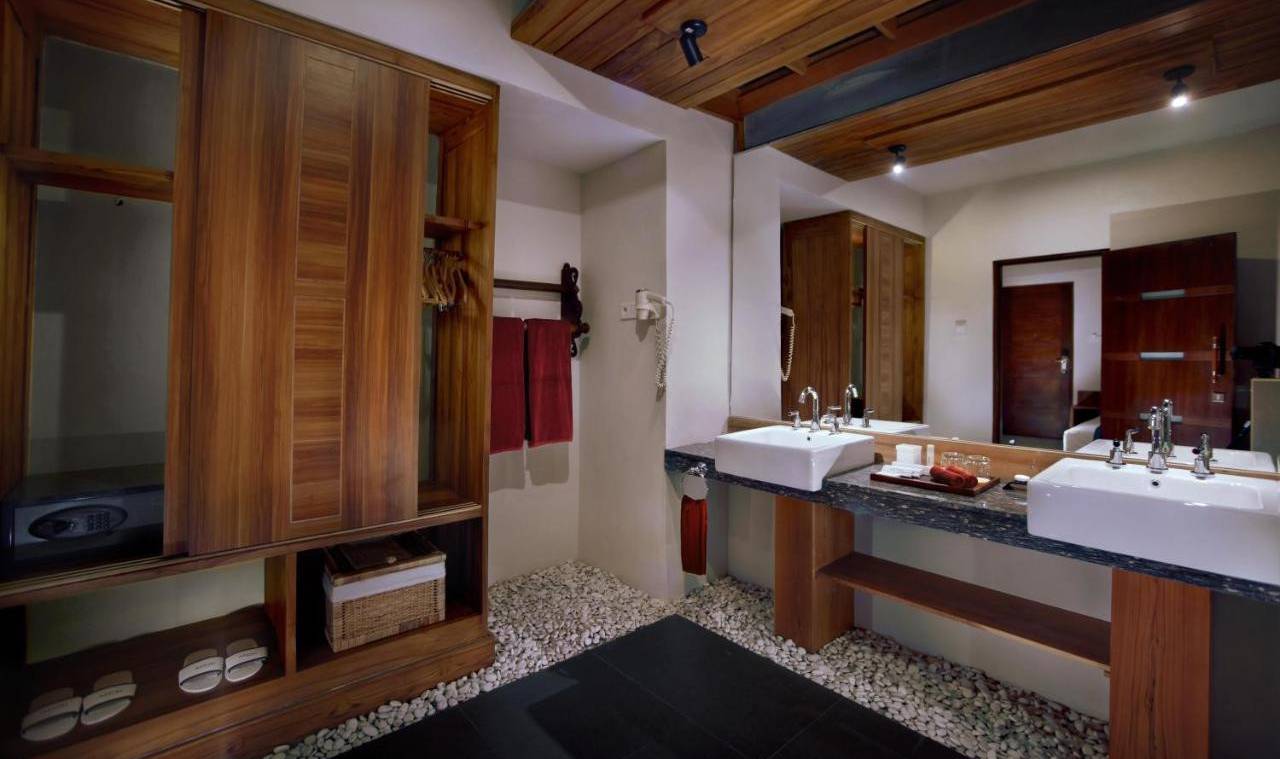 Indonesie-Lombok-Gili-Trawangan-Aston-Sunset-Beach-Resort-deluxe-poolview-badkamer