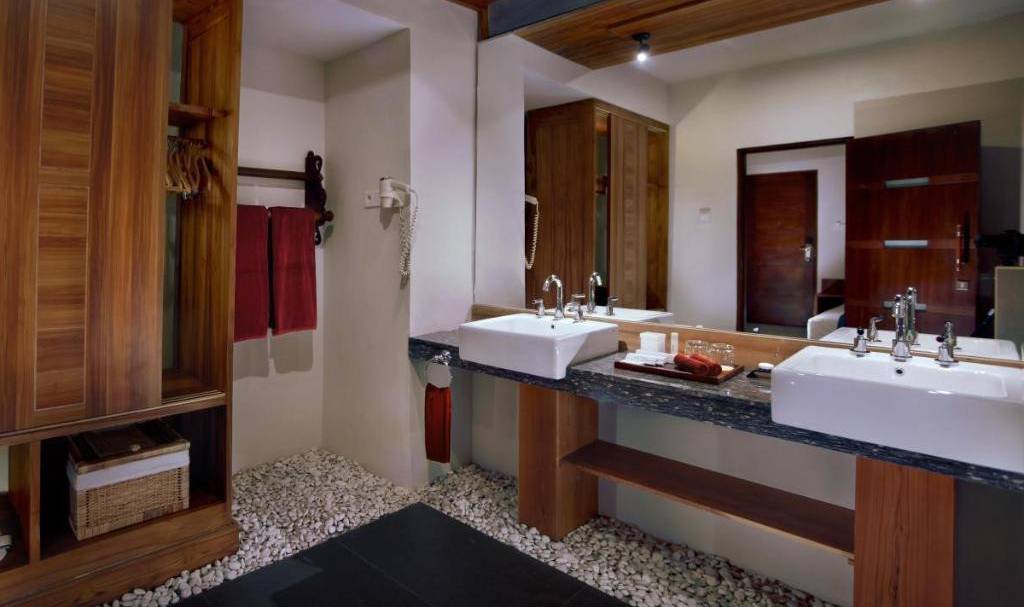 Indonesie-Lombok-Gili-Trawangan-Aston-Sunset-Beach-Resort-deluxe-poolview-badkamer