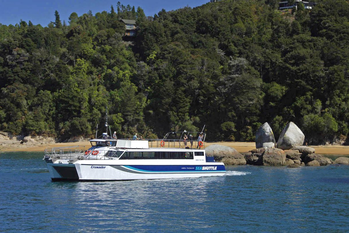 Varen langs de kust van het Abel Tasman National Park in Nieuw-Zeeland
