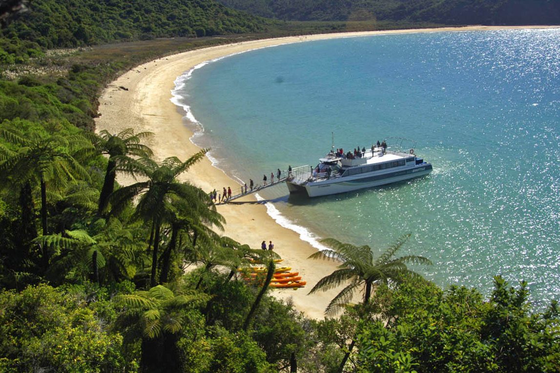 Aan land gaan in het Abel Tasman National Park in Nieuw-Zeeland