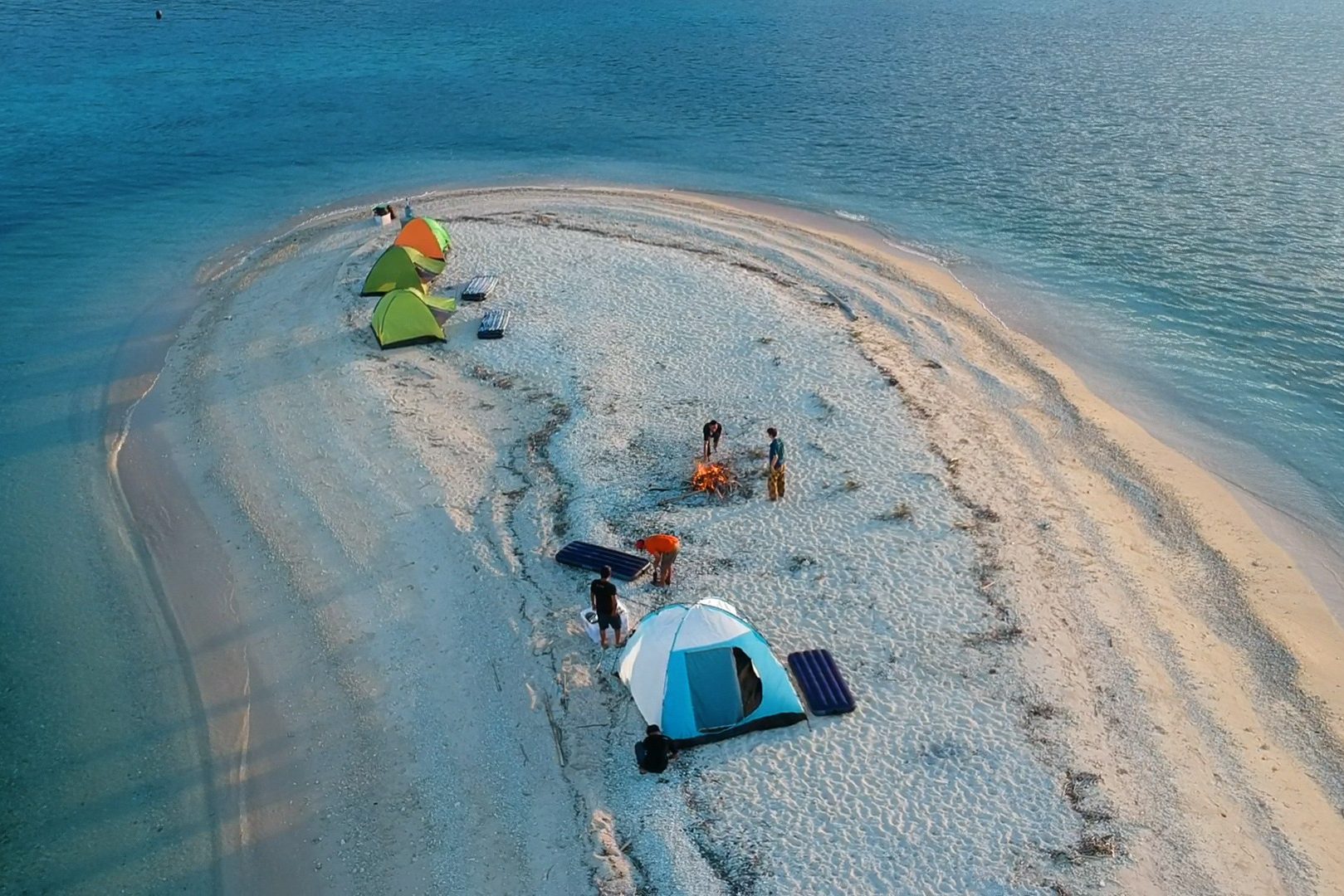 Indonesië-Bali-Menjangan-strand-met-tentjes