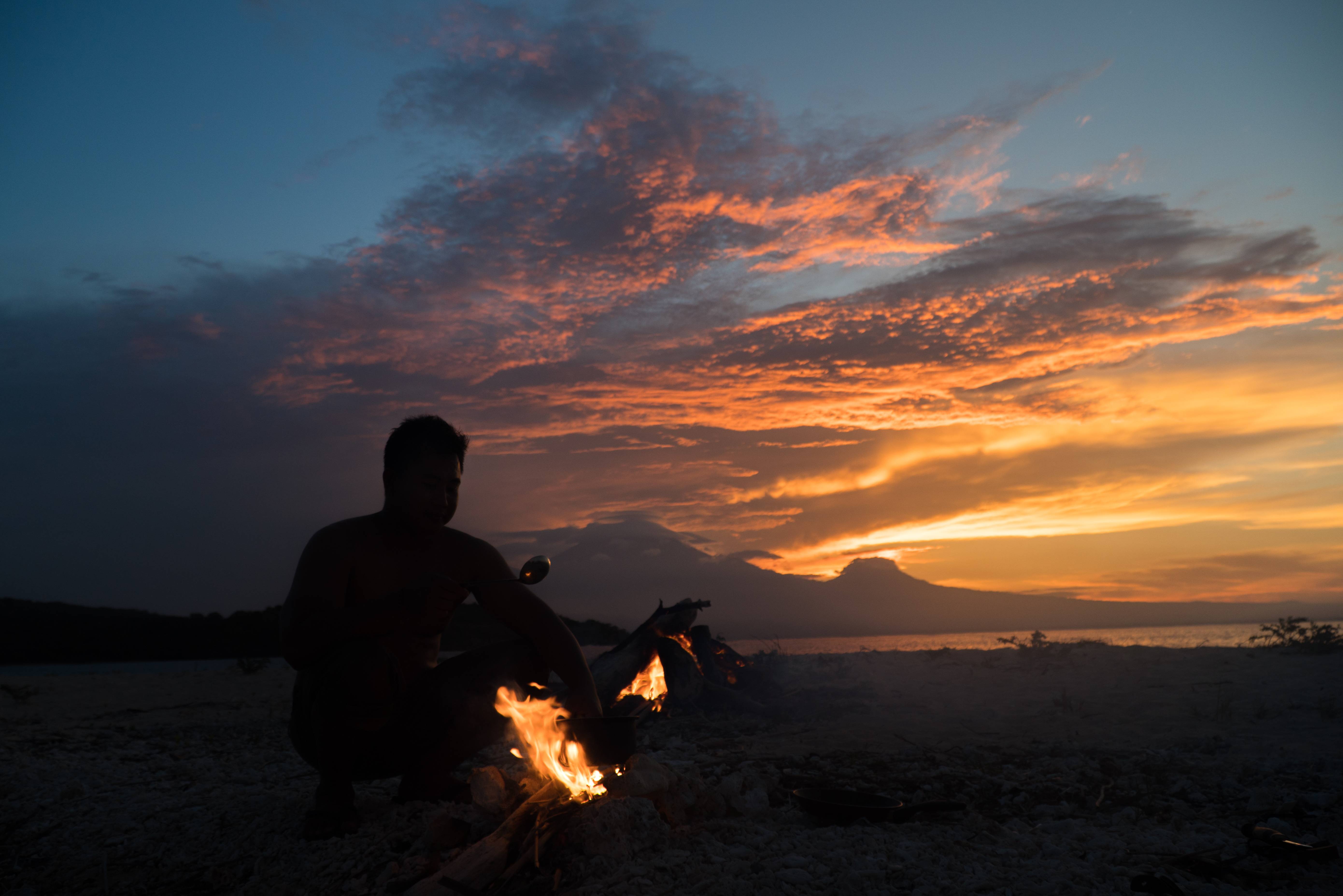 Indonesië-Bali-Menjangan-zonsondergang-kampvuur