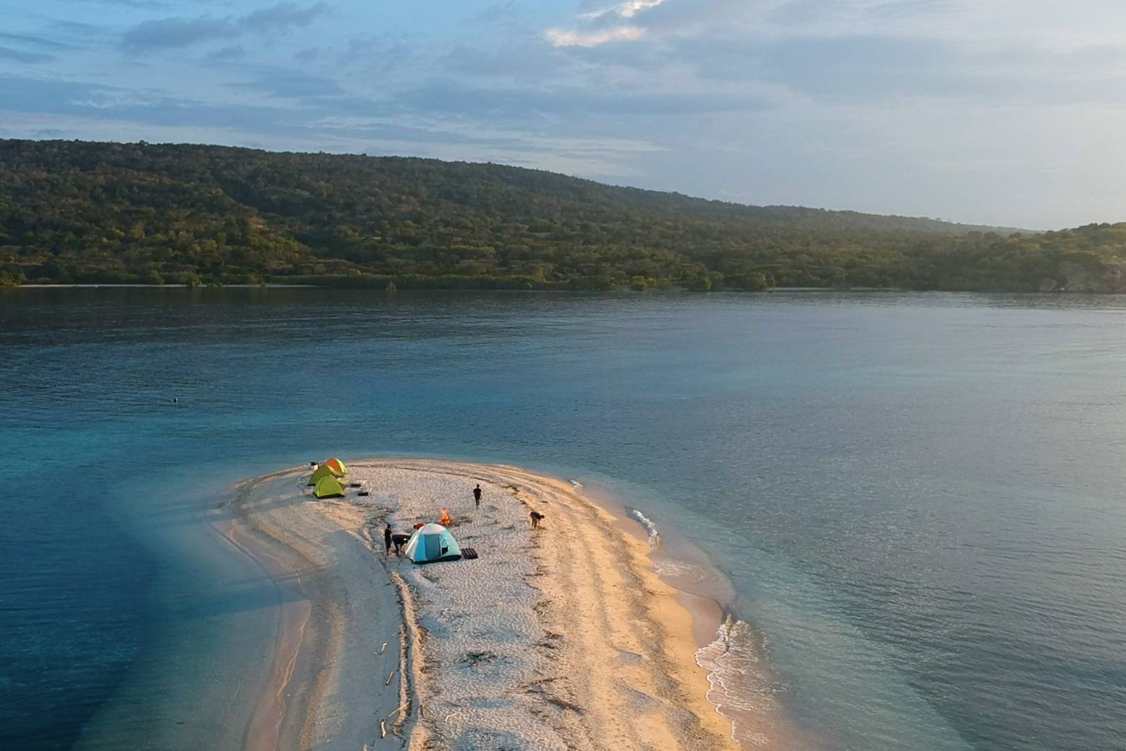 Indonesië-Bali-Menjangan-strand-met-tentjes-2