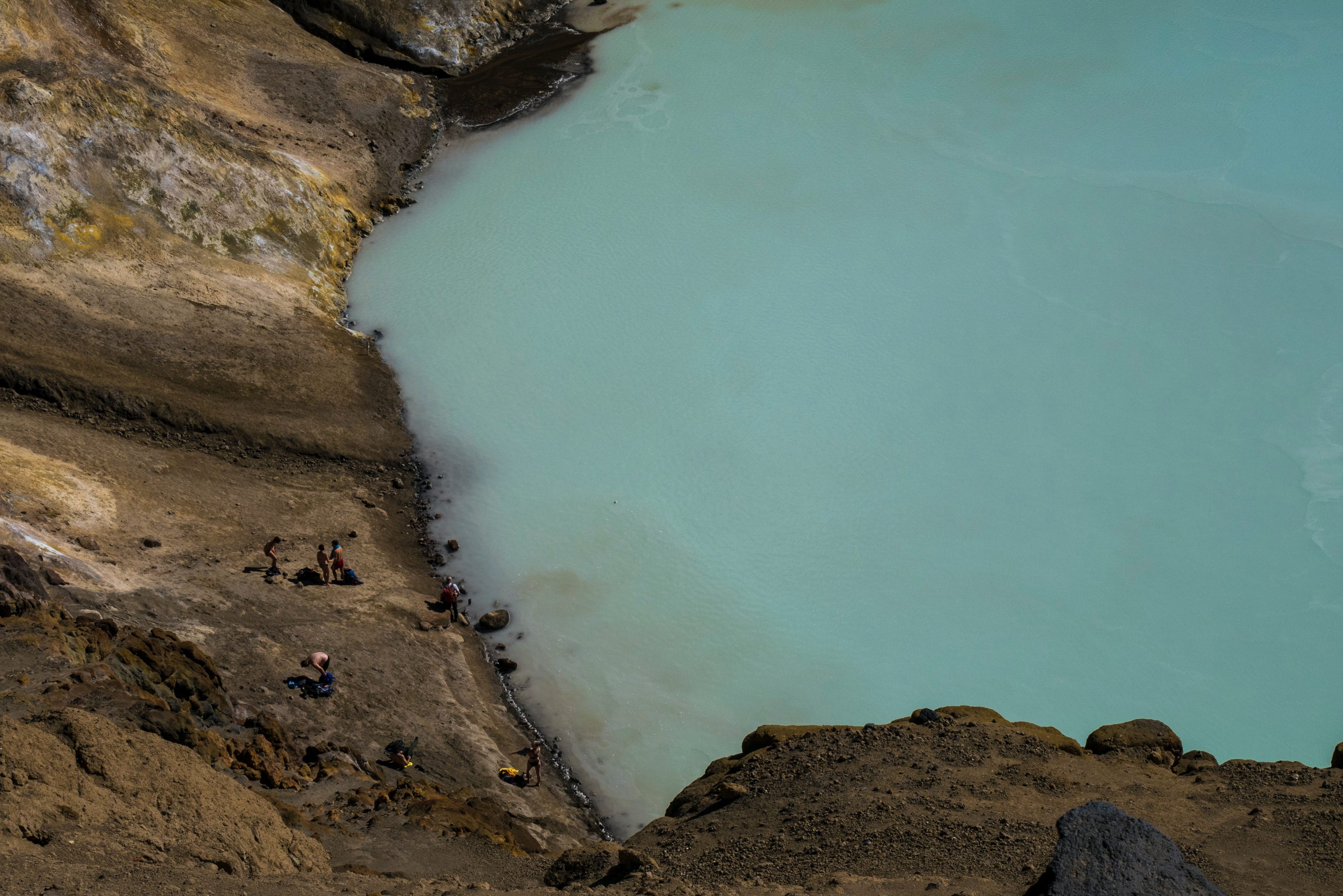 IJsland-Askja-Viti-kleine-explosie-krater-zwemmen
