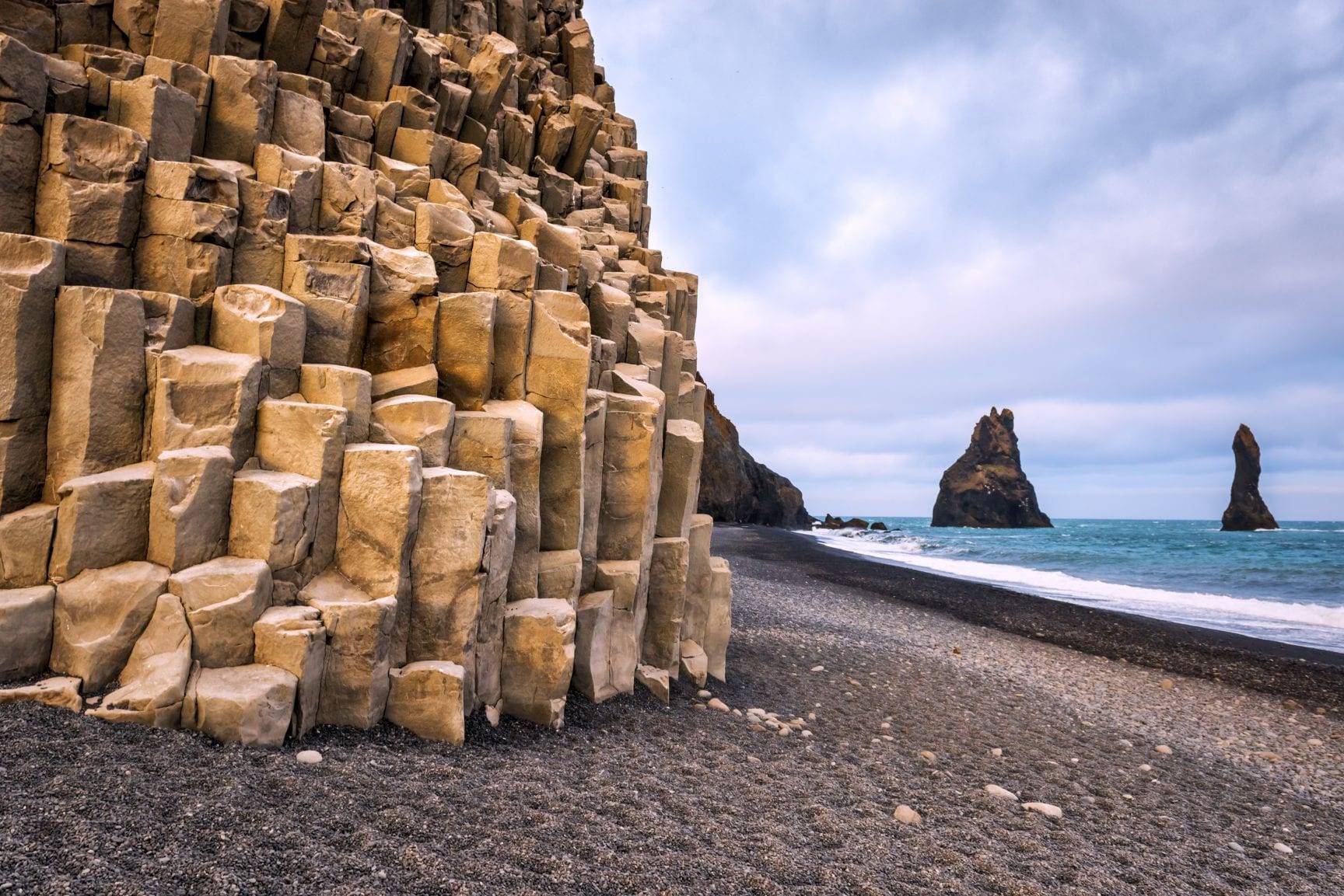 Basaltformaties op het strand van IJsland