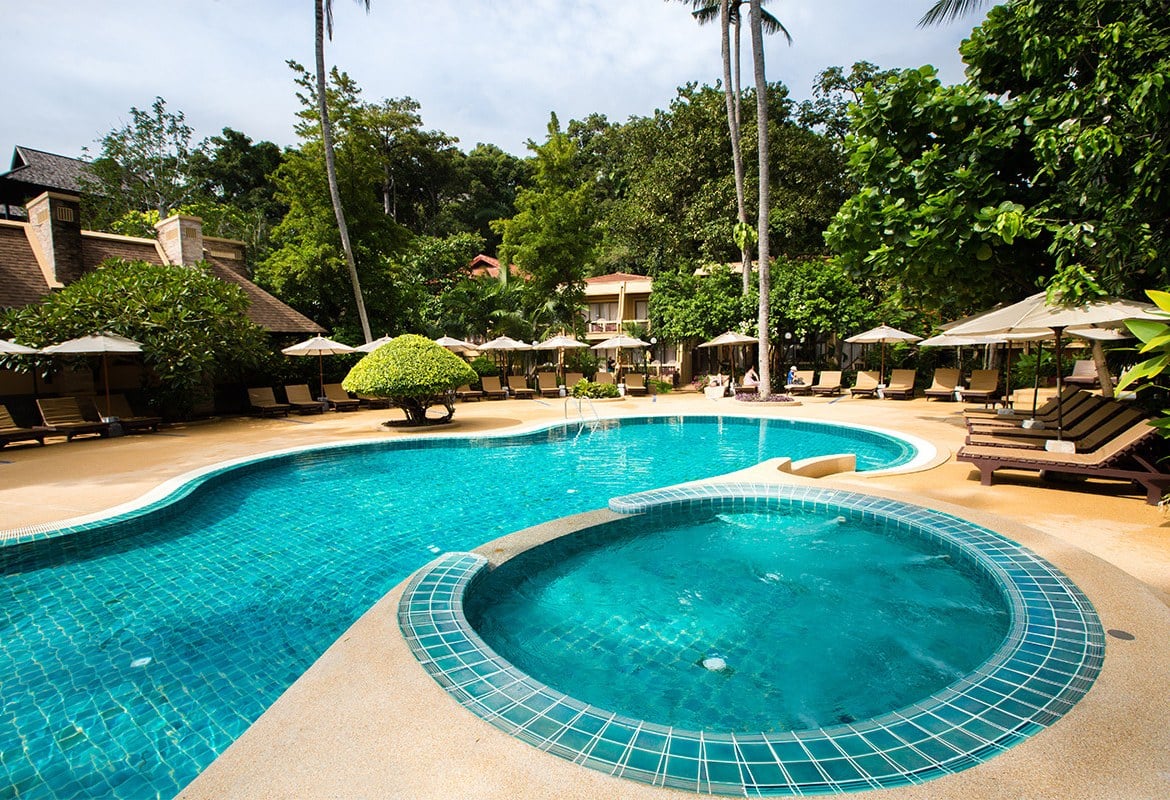 Zwembad van het Fairhouse Beach Resort op Koh Samui in Tjhailand