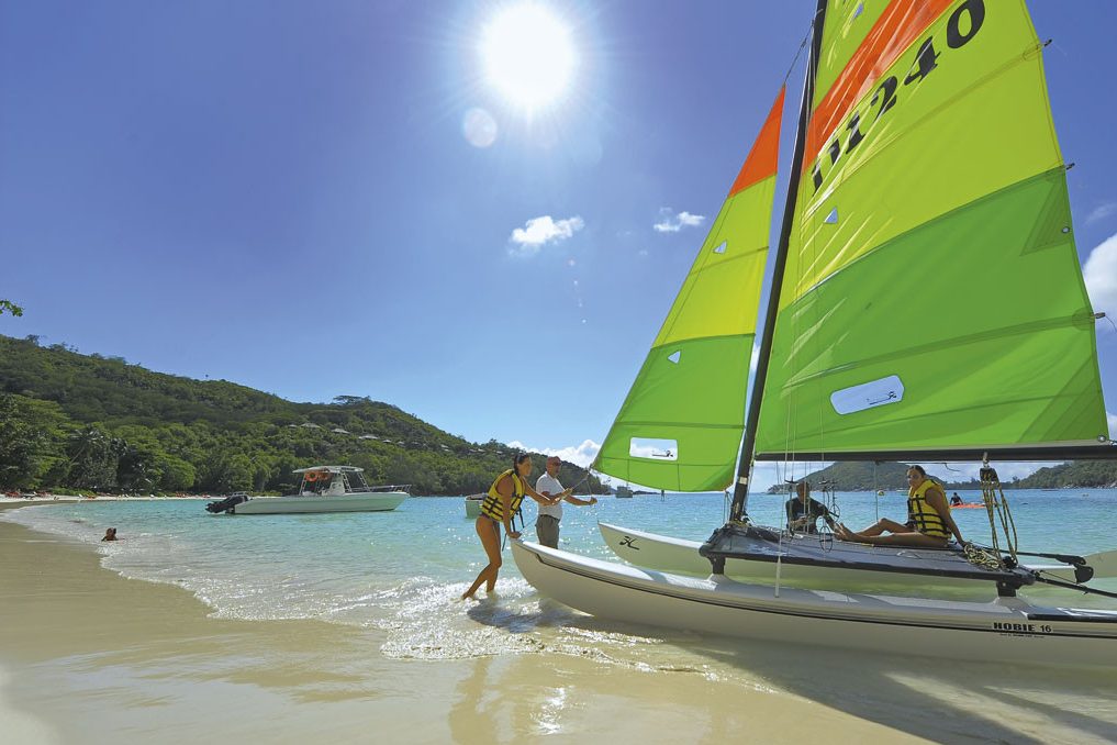 Zeilen bij Constance Ephelia op Mahe op de Seychellen