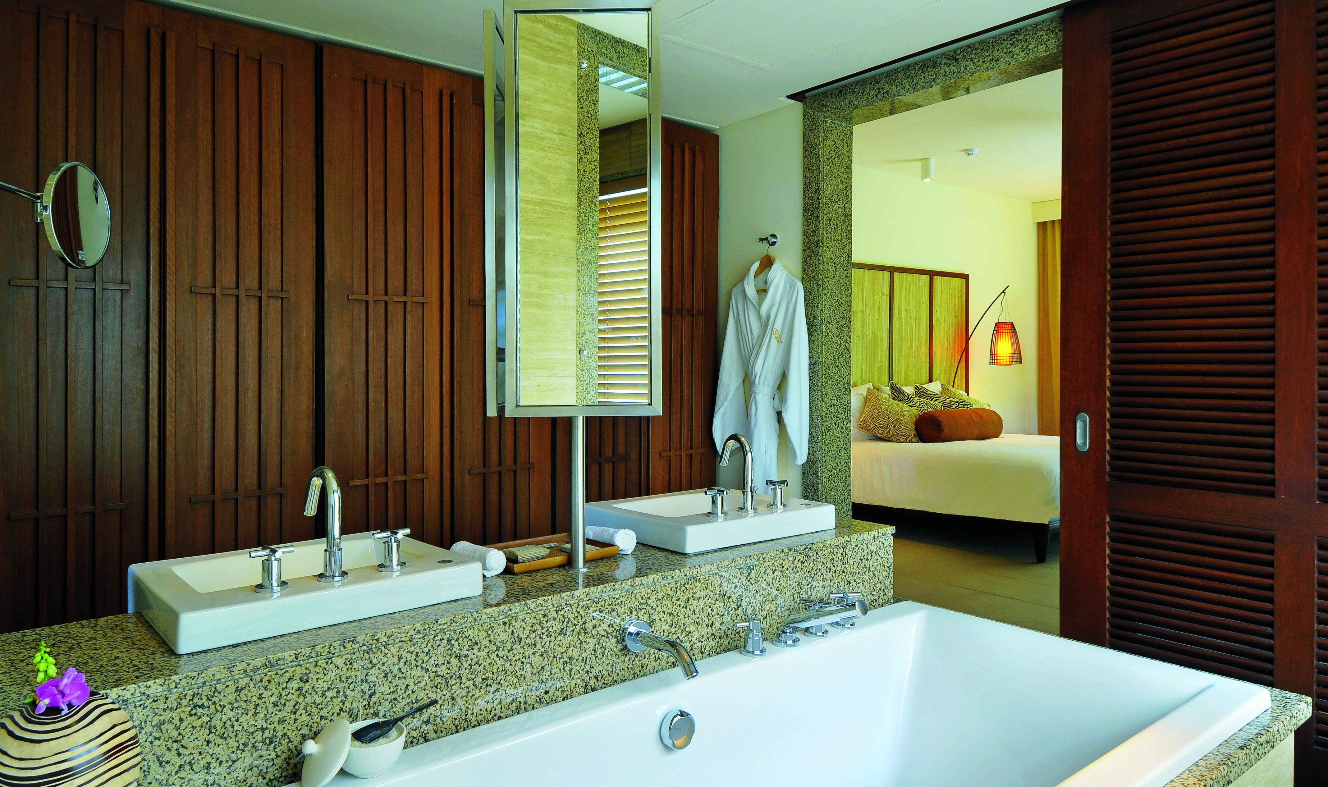 Badkamer van de Junior Suite van Constance Ephelia op Mahe op de Seychellen