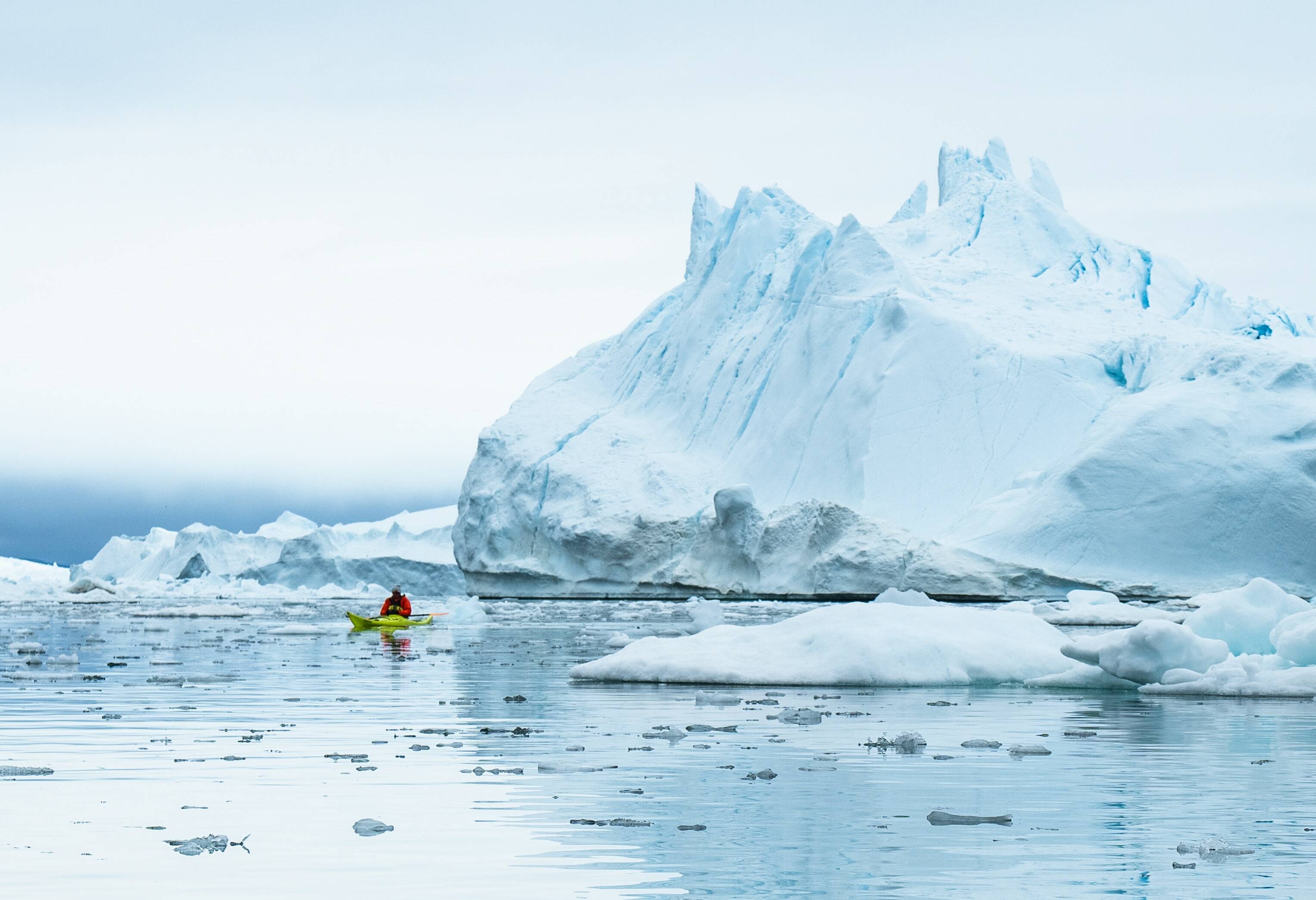 groenland-Ilulissat-man-in-kajak