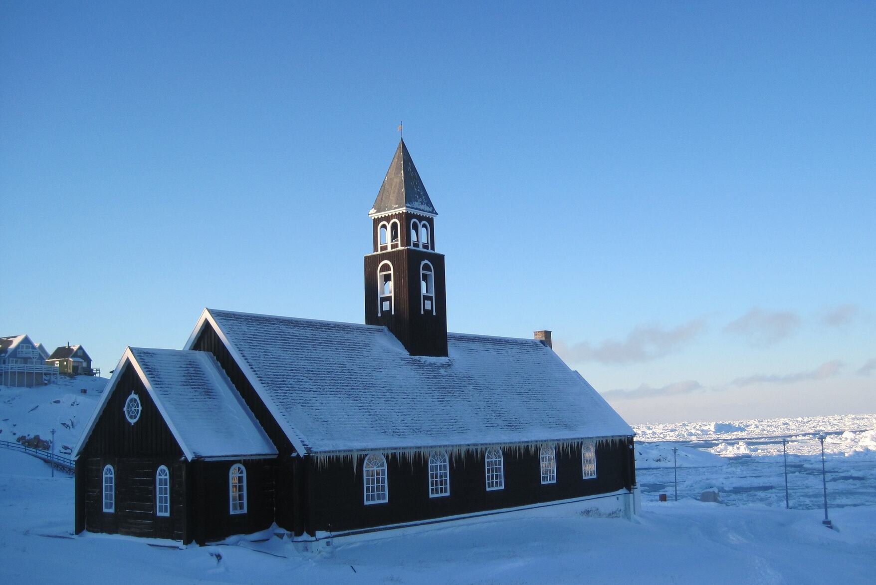 groenland-Ilulissat-kerkje-in-de-sneeuw