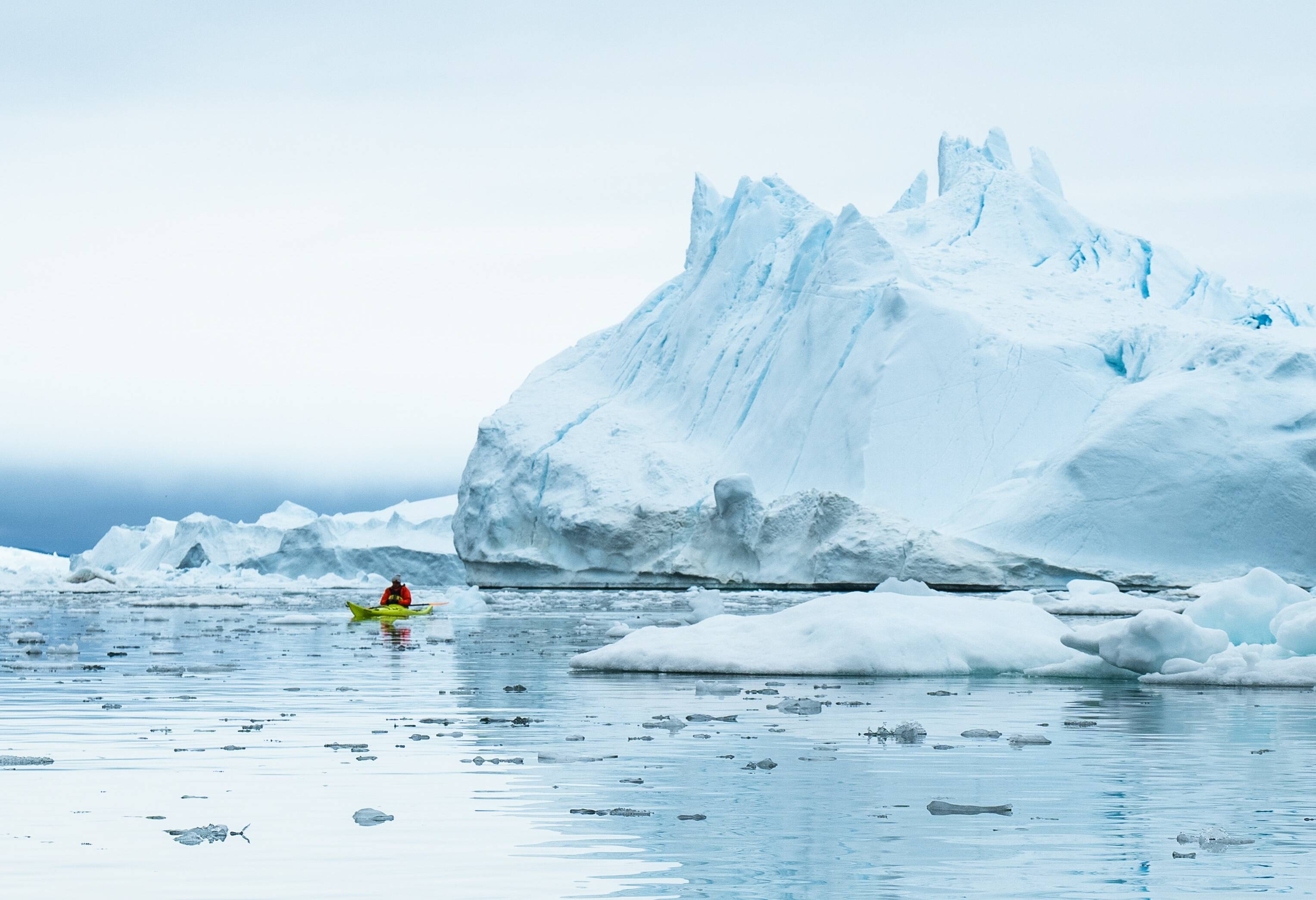 groenland-Ilulissat-man-in-kajak