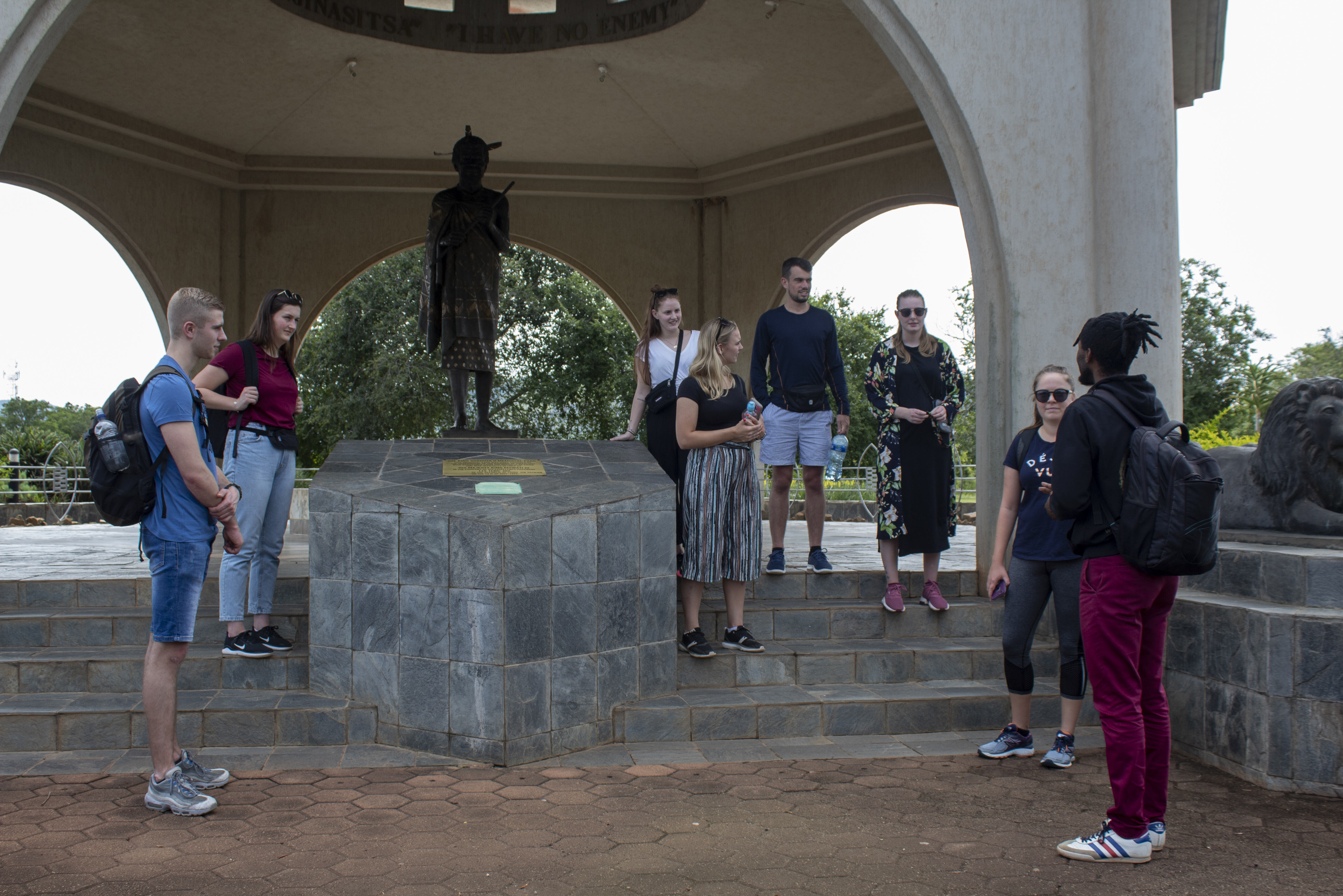 Gids geeft uitleg tijdens tour
