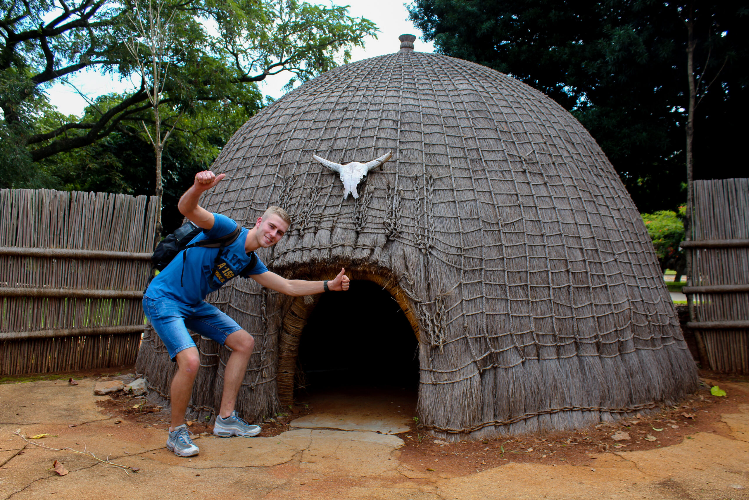 Poseren voor een traditionele hut