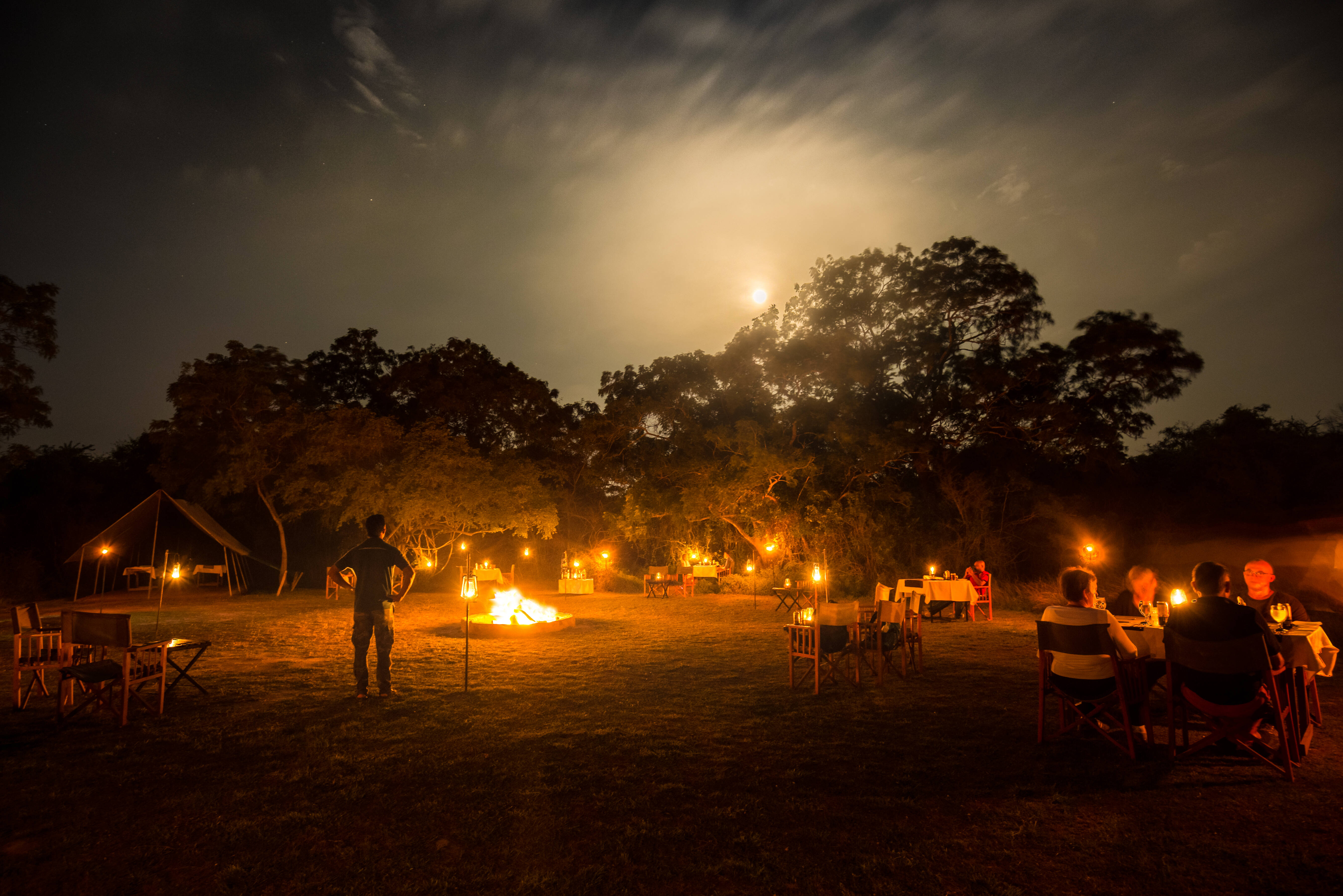 Diner bij volle maan en kampuur in Mahoora tented camp
