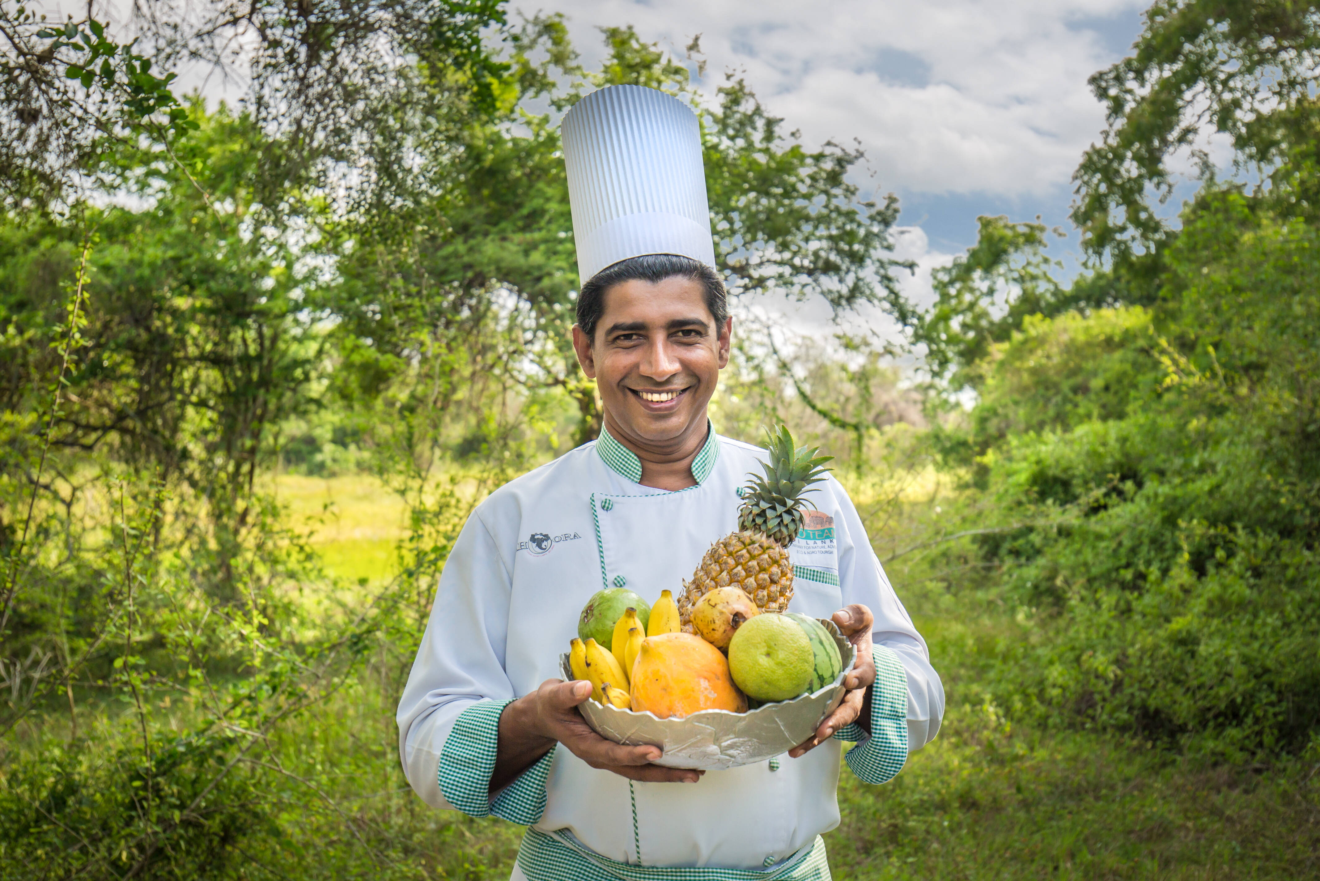 Chef met diverse soorten vers fruit Mahoora tented camp