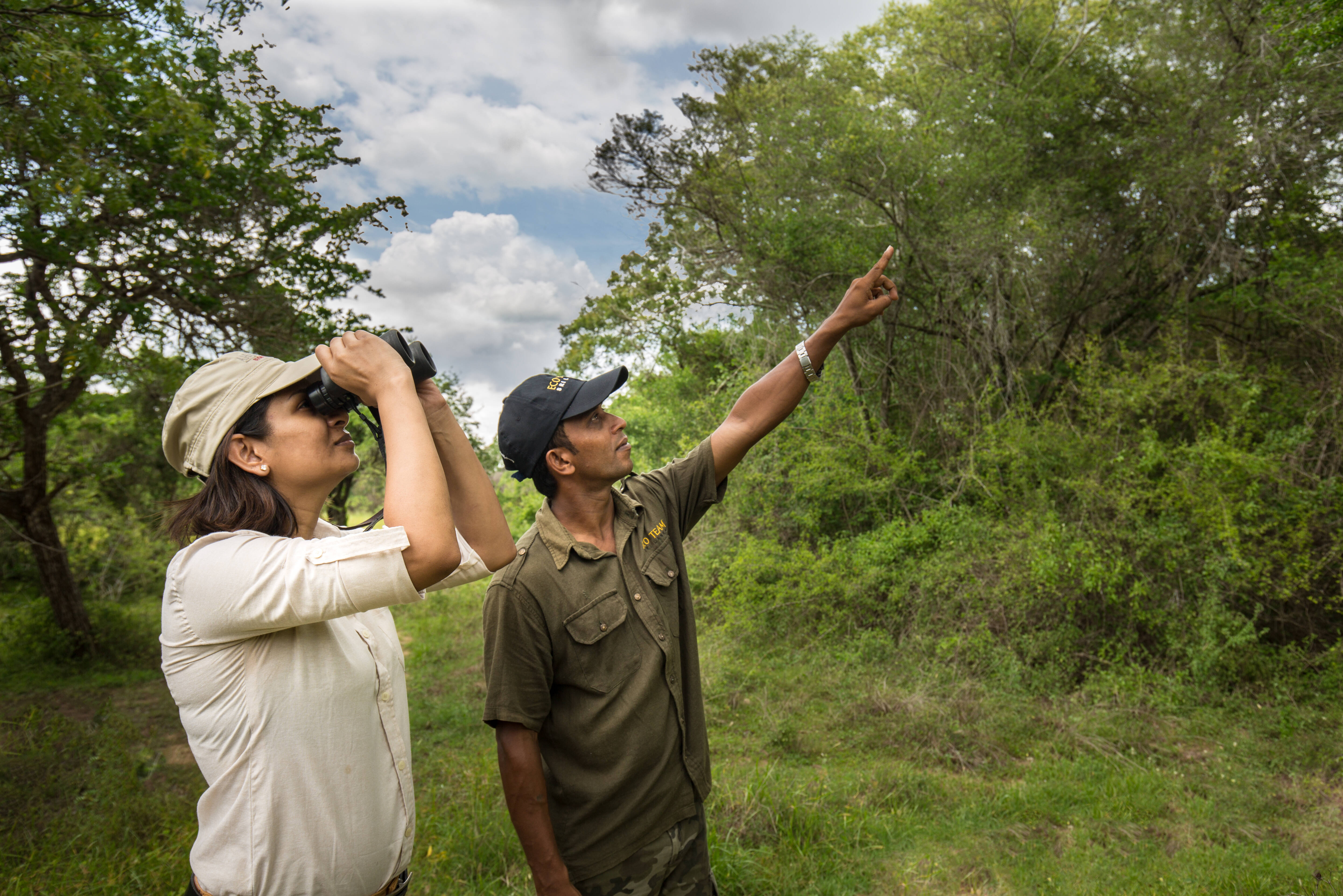 Gids geeft uitleg tijdens Game Drive in Yala NP