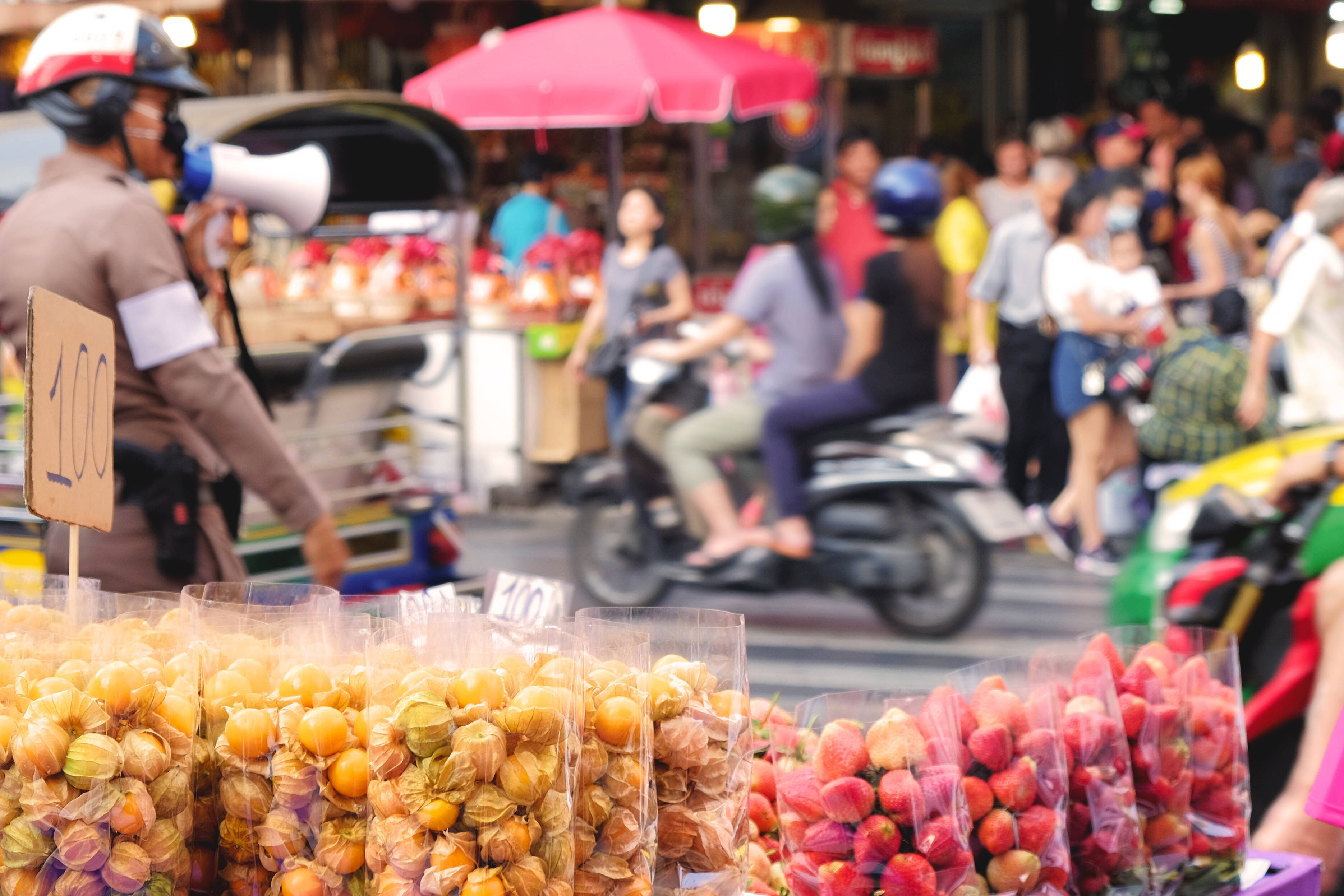 Markt met kleurrijke producten in Thailand