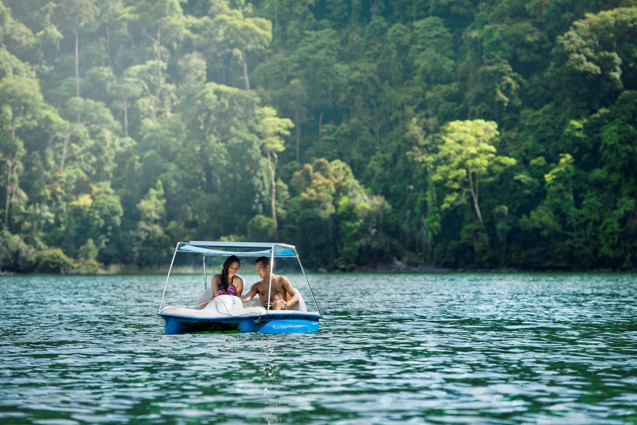 Boottochtje op het meer in Langkawi