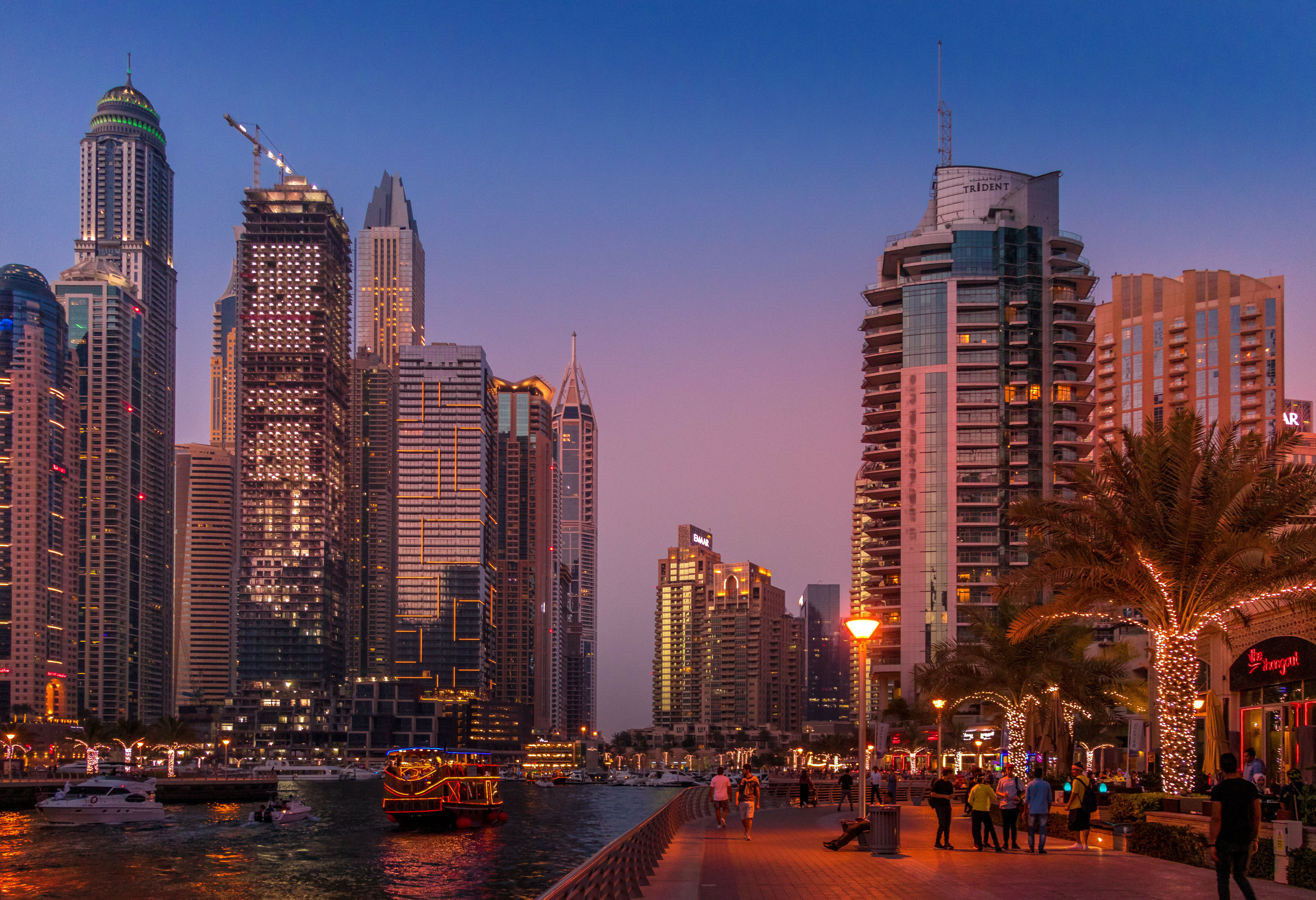 Dubai Marina met dhows en skyline