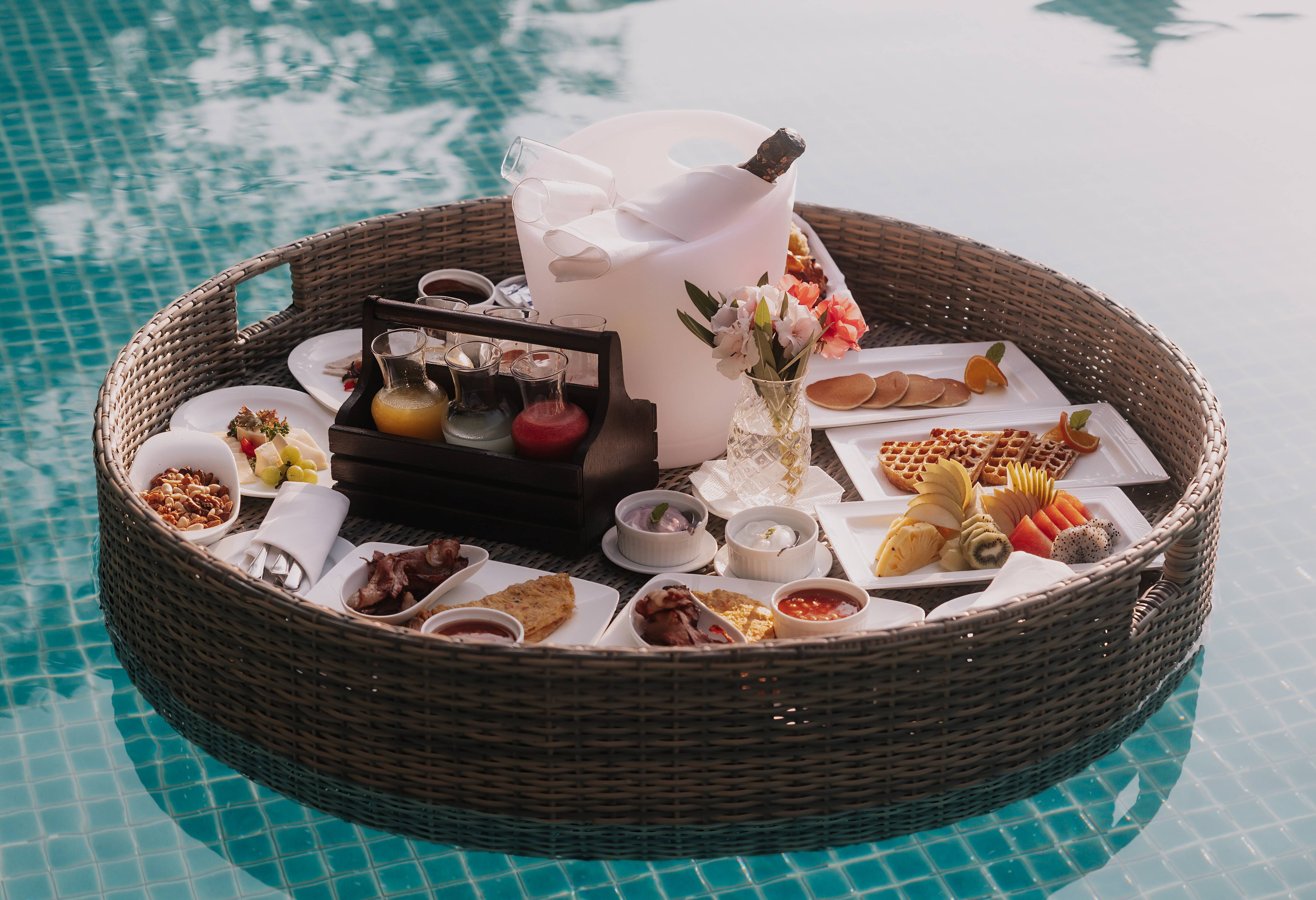 Malediven Adaaran Hudhuranfushi Resort floating breakfast